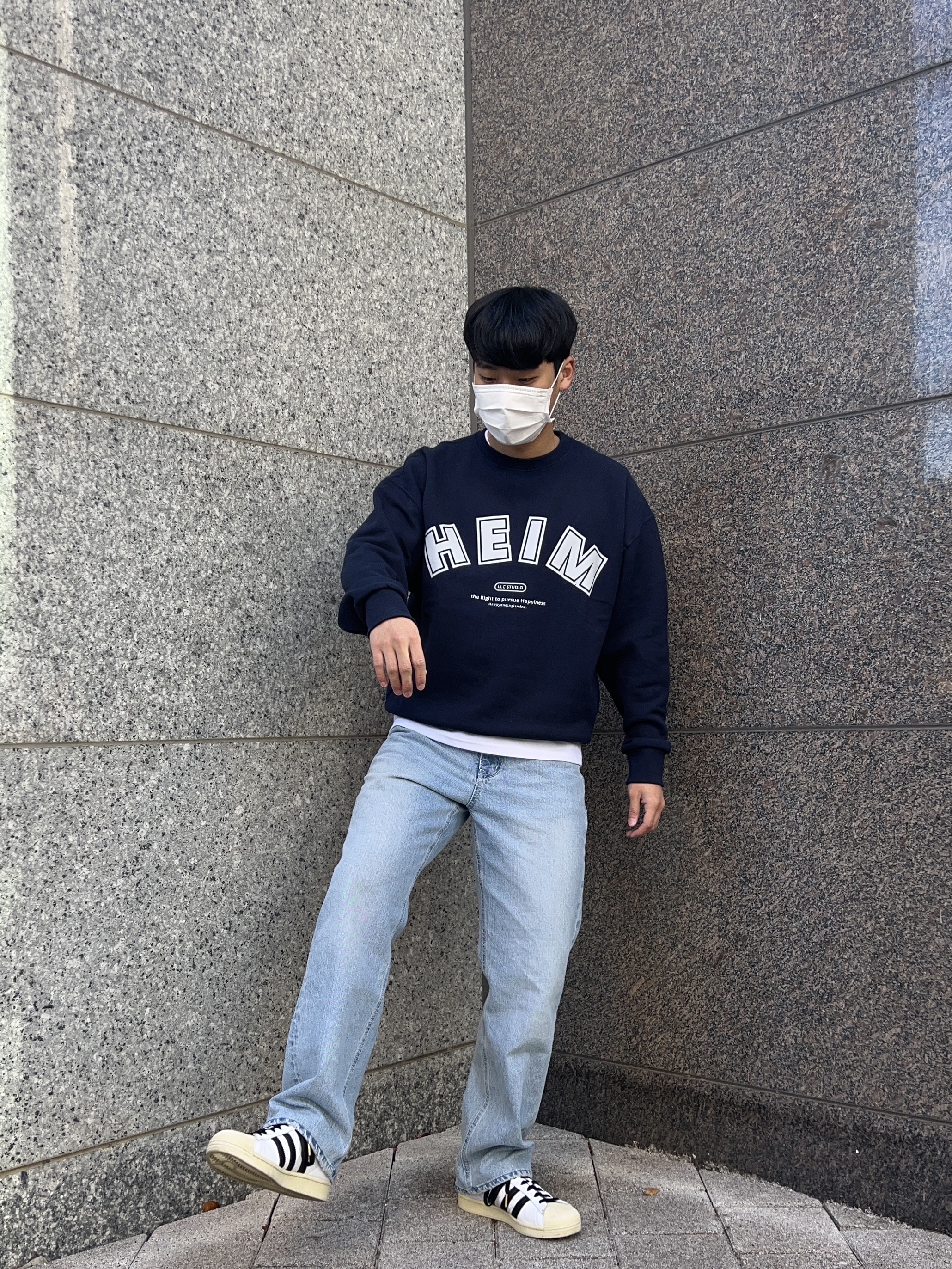 Adidas Superstar Premium White Black 착용 스타일