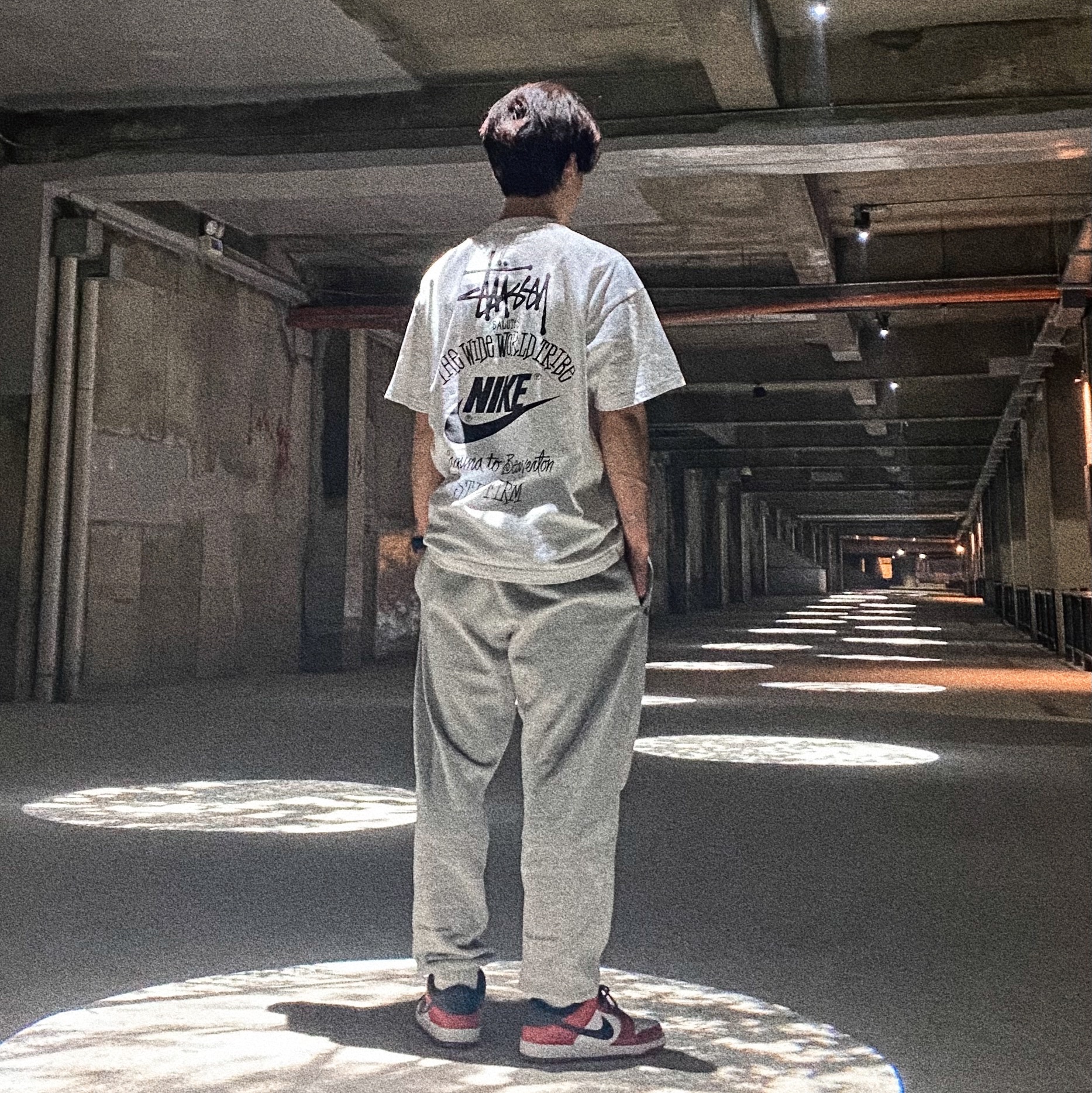 Nike x Stussy T-Shirt White (DV1774-100), Nike SB Dunk Low Pro Chicago 착용 스타일