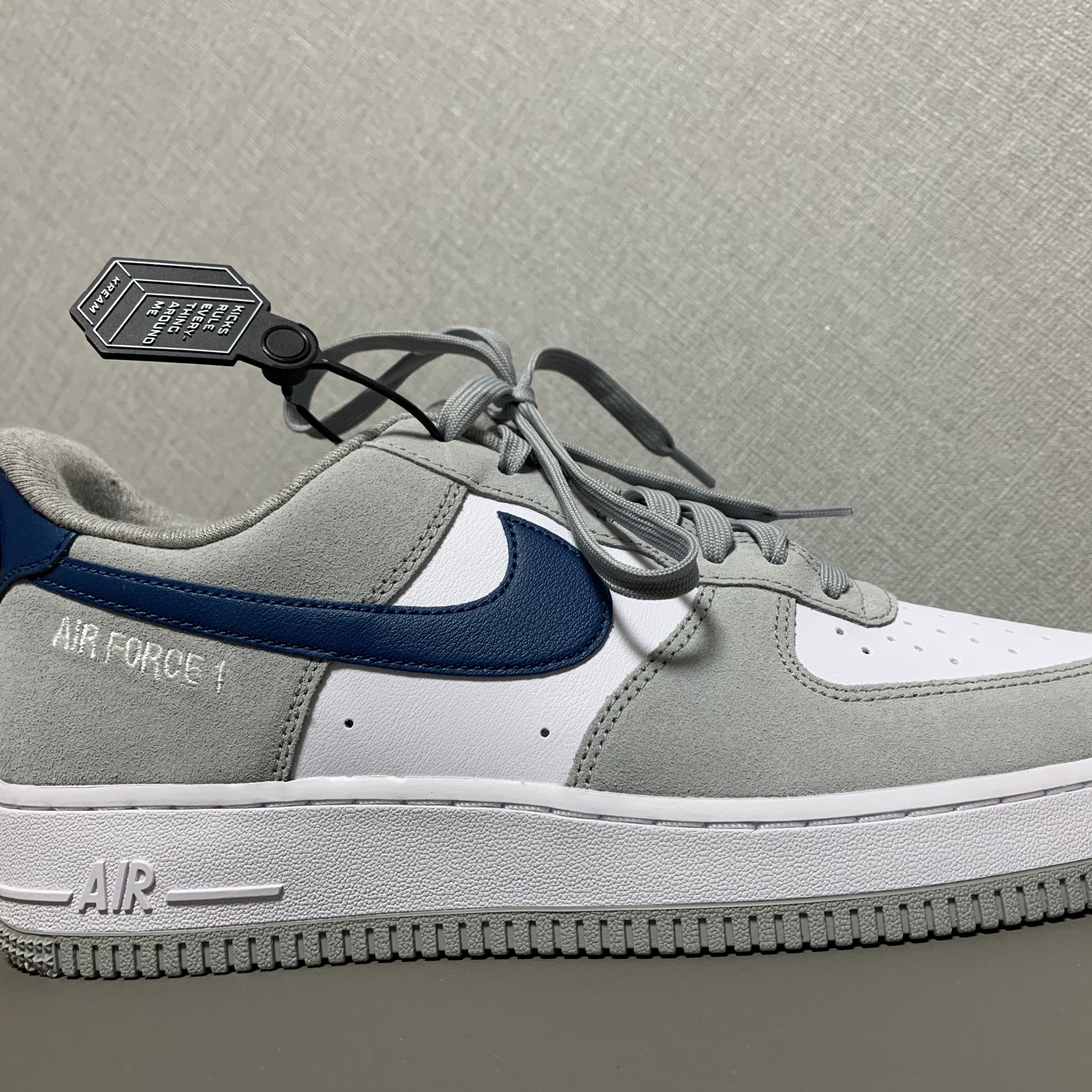 Nike Air Force 1 '07 LV8 Athletic Club Light Smoke Grey Marina 착용 스타일