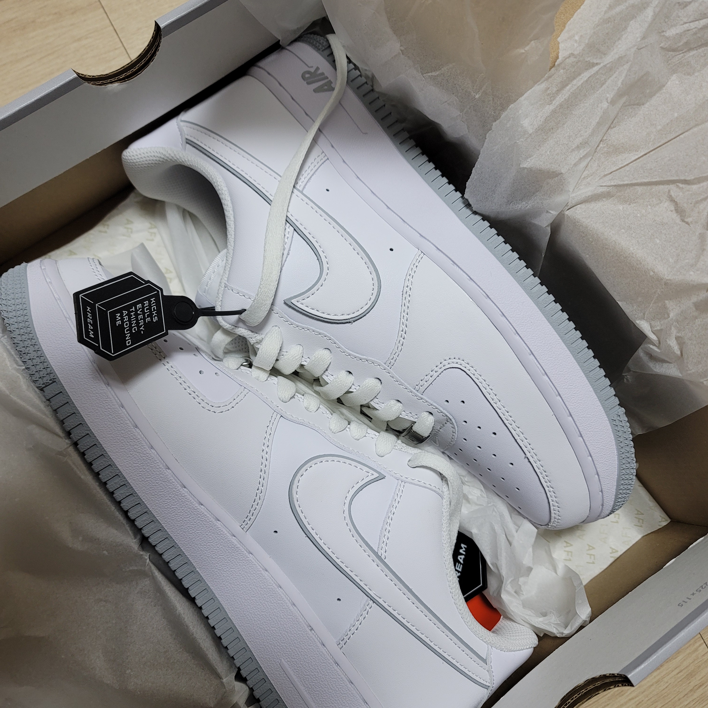 Nike Air Force 1 '07 White Wolf Grey 착용 스타일