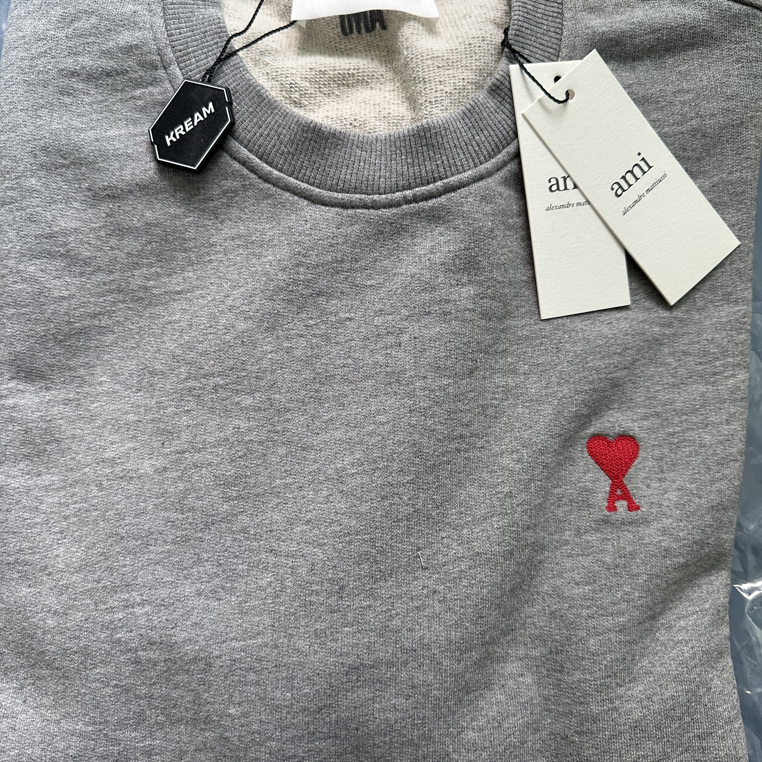 AMI de Coeur Sweatshirt Heather Grey 착용 스타일