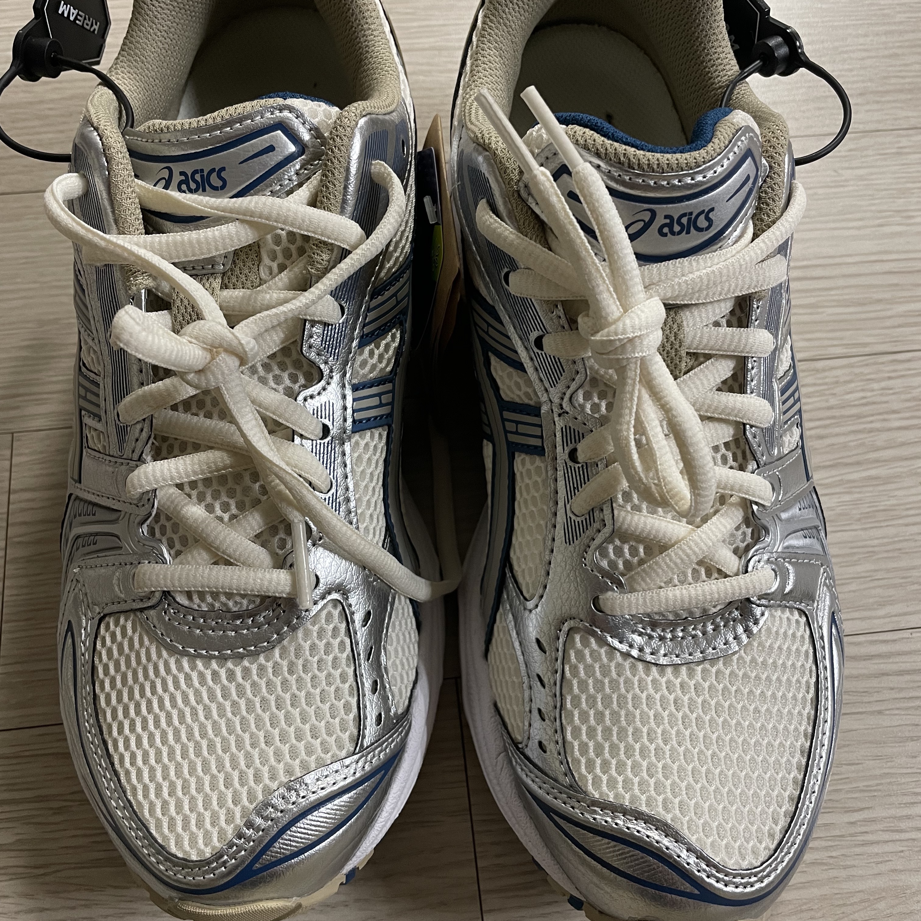 Asics Gel-Kayano 14 Cream Pure Silver 착용 스타일 - 1