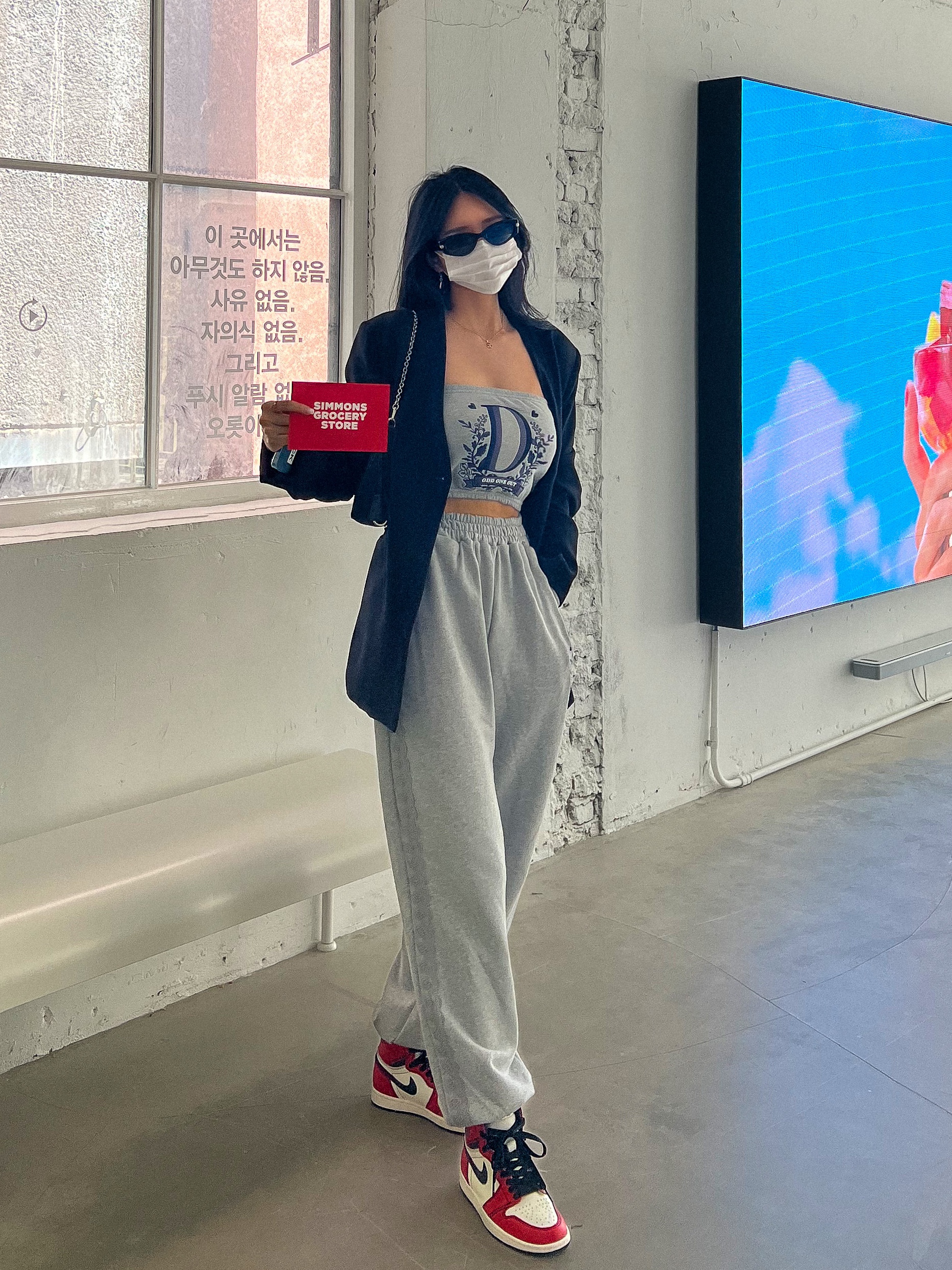 Jordan 1 Retro High OG Defiant SB LA to Chicago, Prada Re-Edition 2005 Re-Nylon Shoulder Bag Black 착용 스타일 - 1