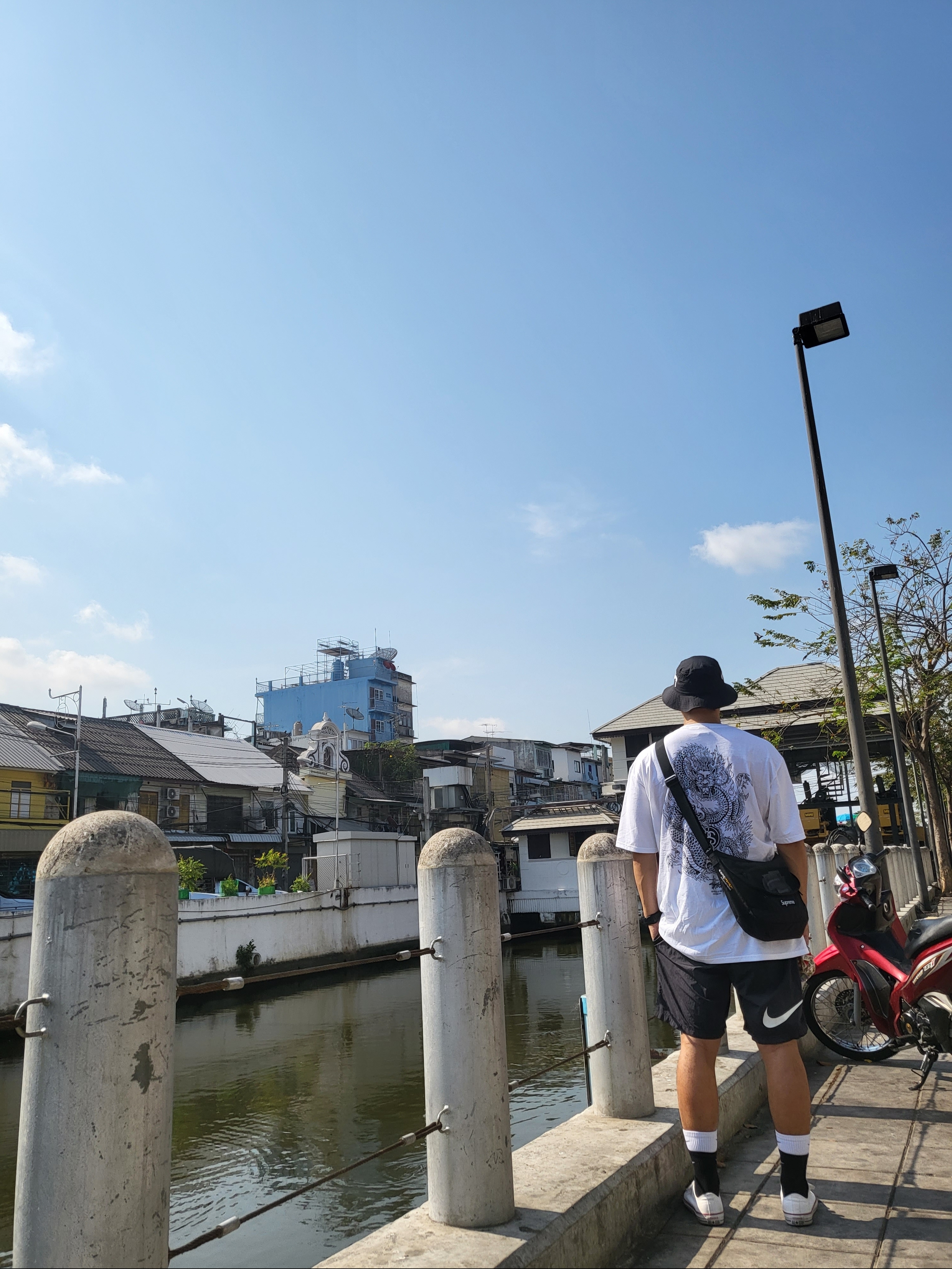 Nike x Stussy Bucket Hat Black, Stussy Dragon T-Shirt White 착용 스타일