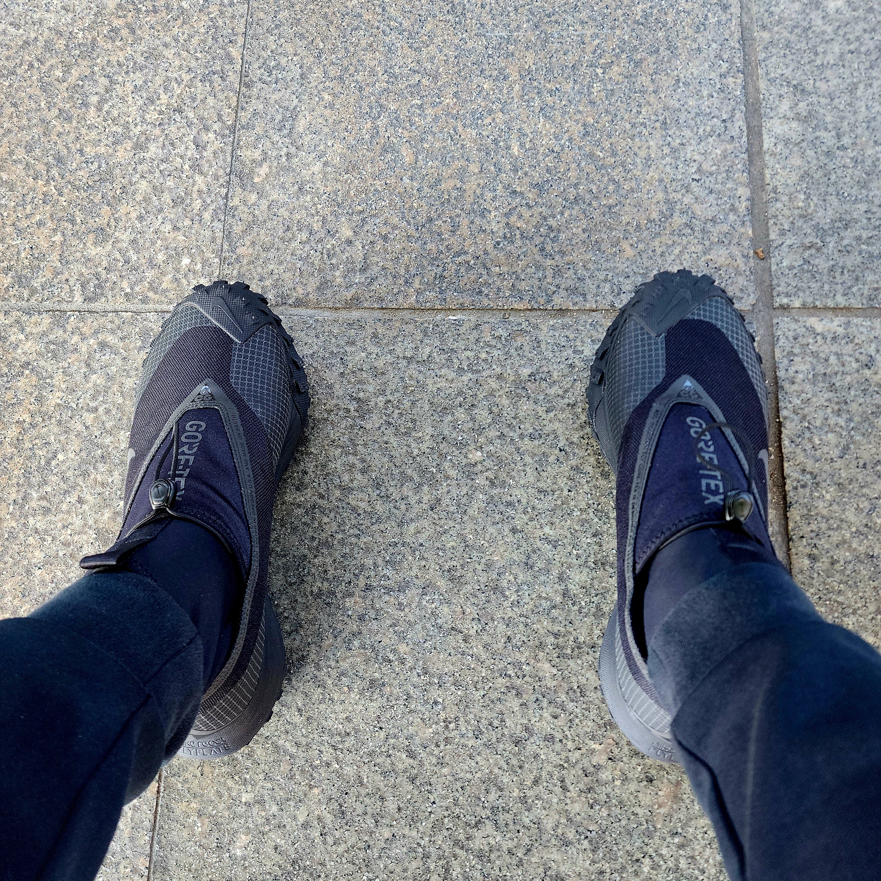 Nike ACG Mountain Fly Gore-Tex Black and Dark Grey 착용 스타일