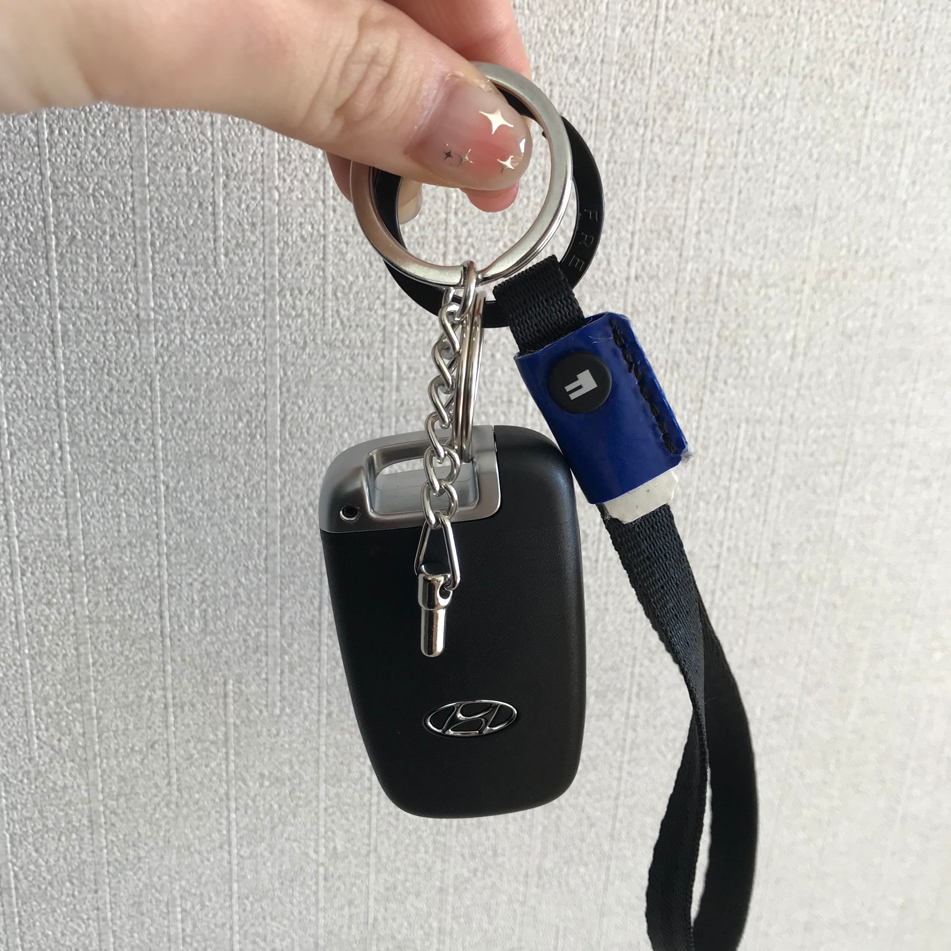 Stussy 8 Ball Keychain Black 착용 스타일 - 1