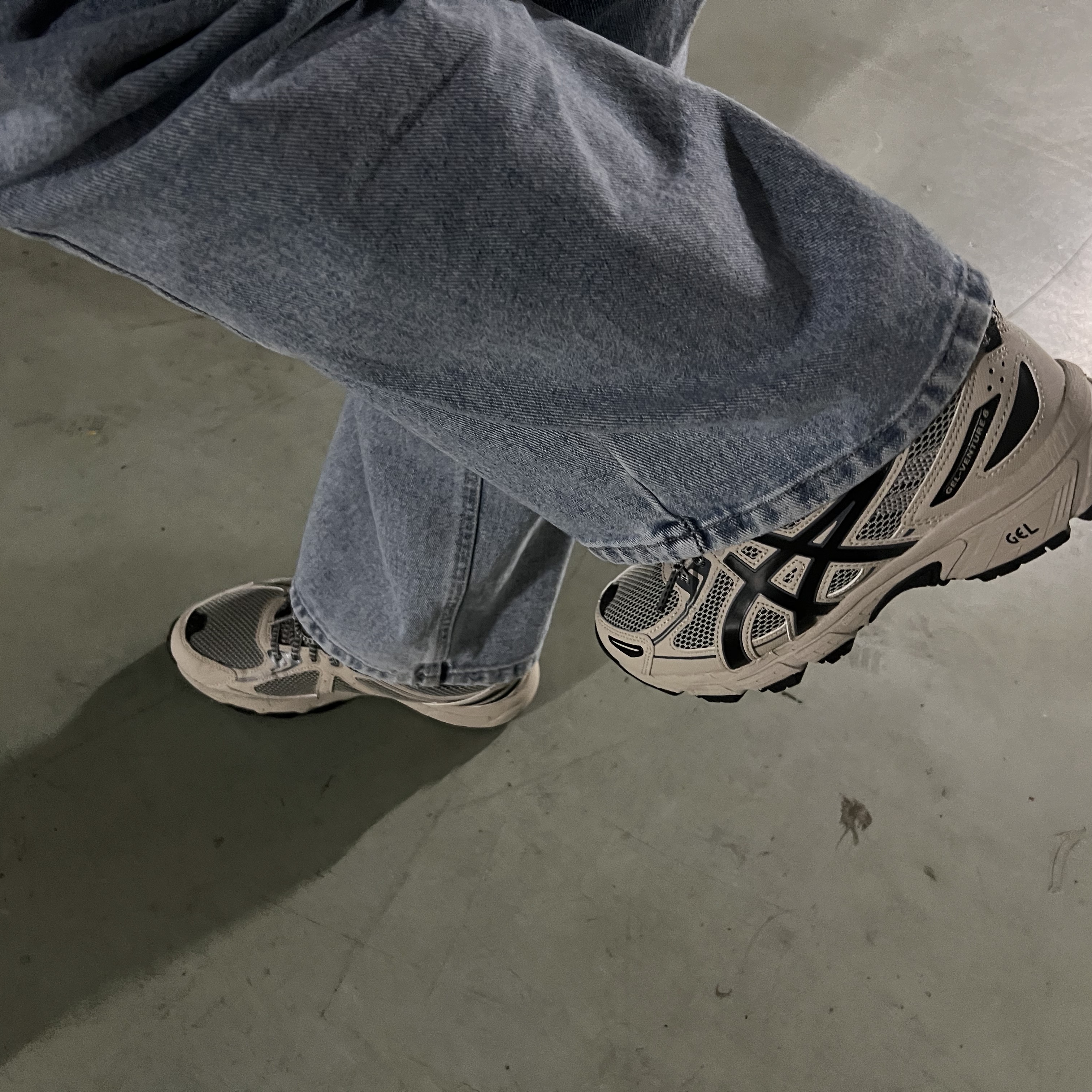 Asics Gel-Venture 6 Feather Grey Black 착용 스타일 - 1