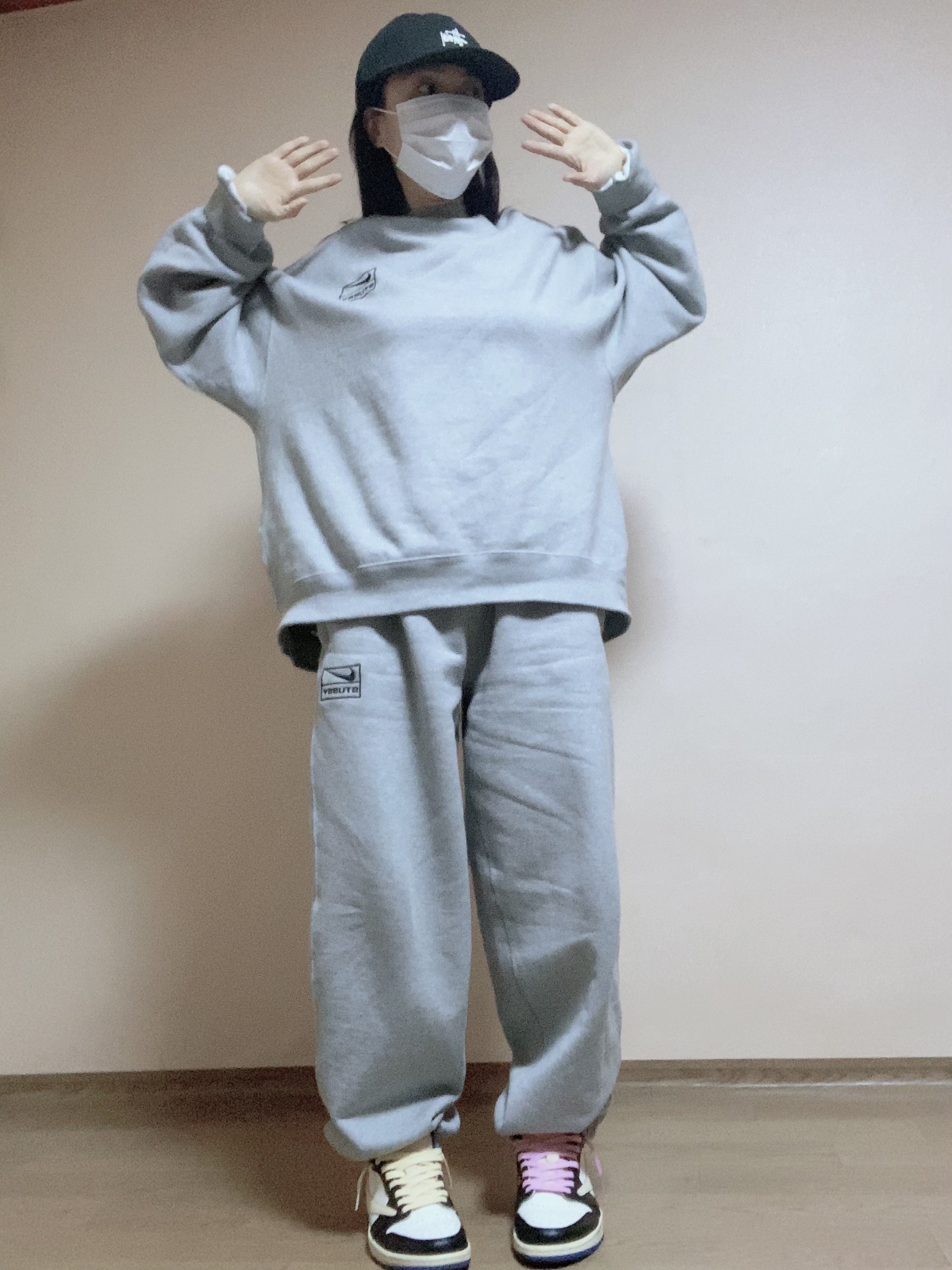 Nike x Stussy NRG Fleece Crewneck Dark Grey Heather (DO9337-063), Nike x Stussy NRG Fleece Pants Dark Grey Heather (DO9340-063) 착용 스타일 - 3