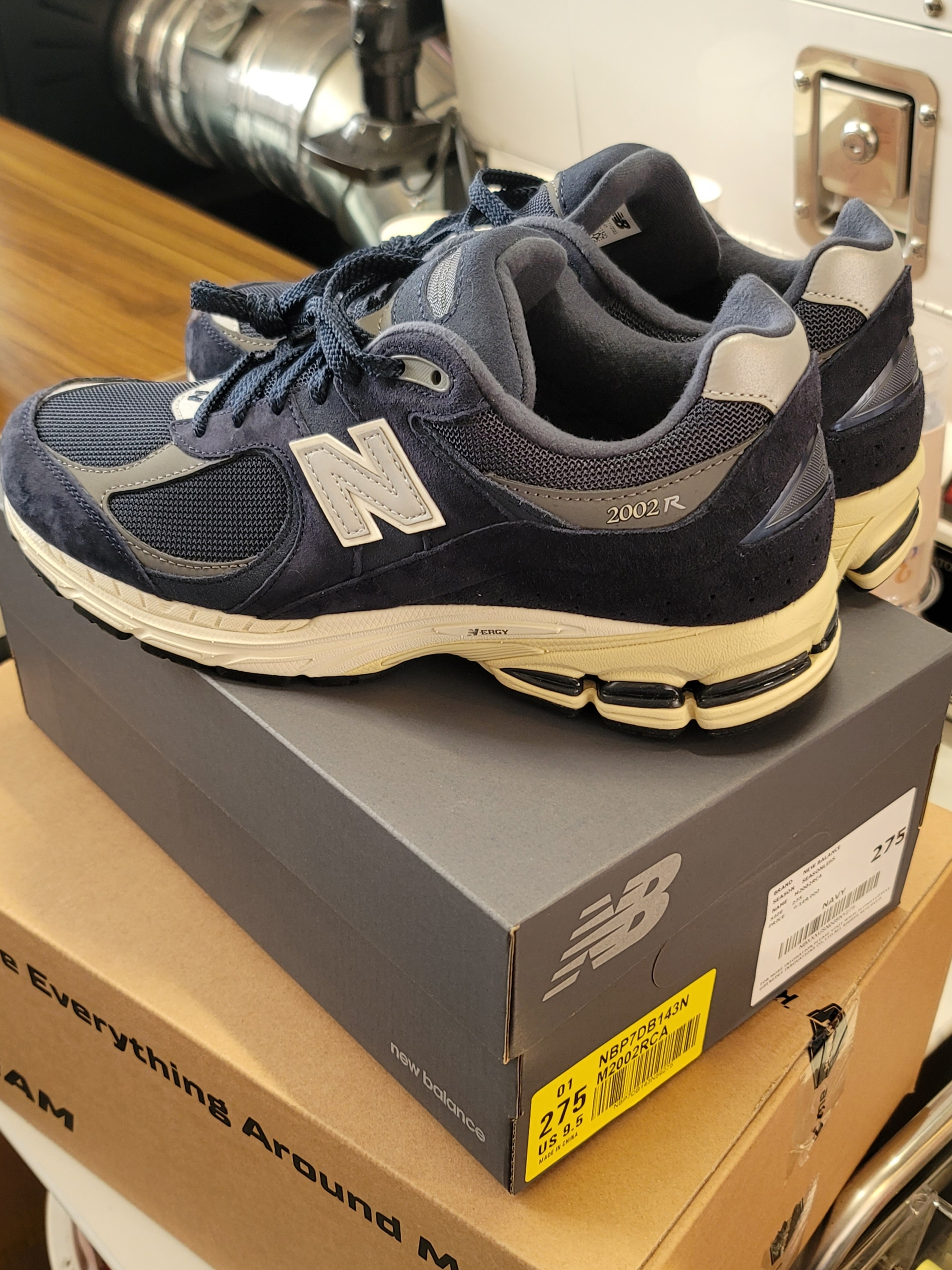 New Balance 2002R Eclipse Castlerock 착용 스타일