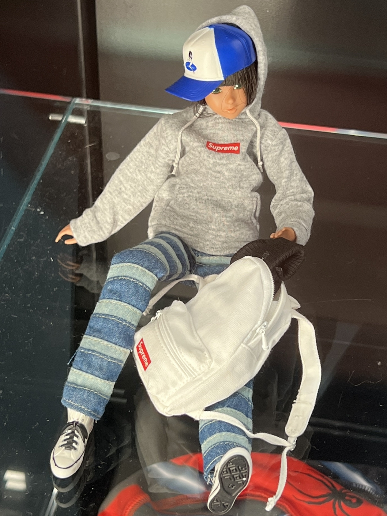 Supreme x Momoko Doll Multicolor - 22FW 착용 스타일
