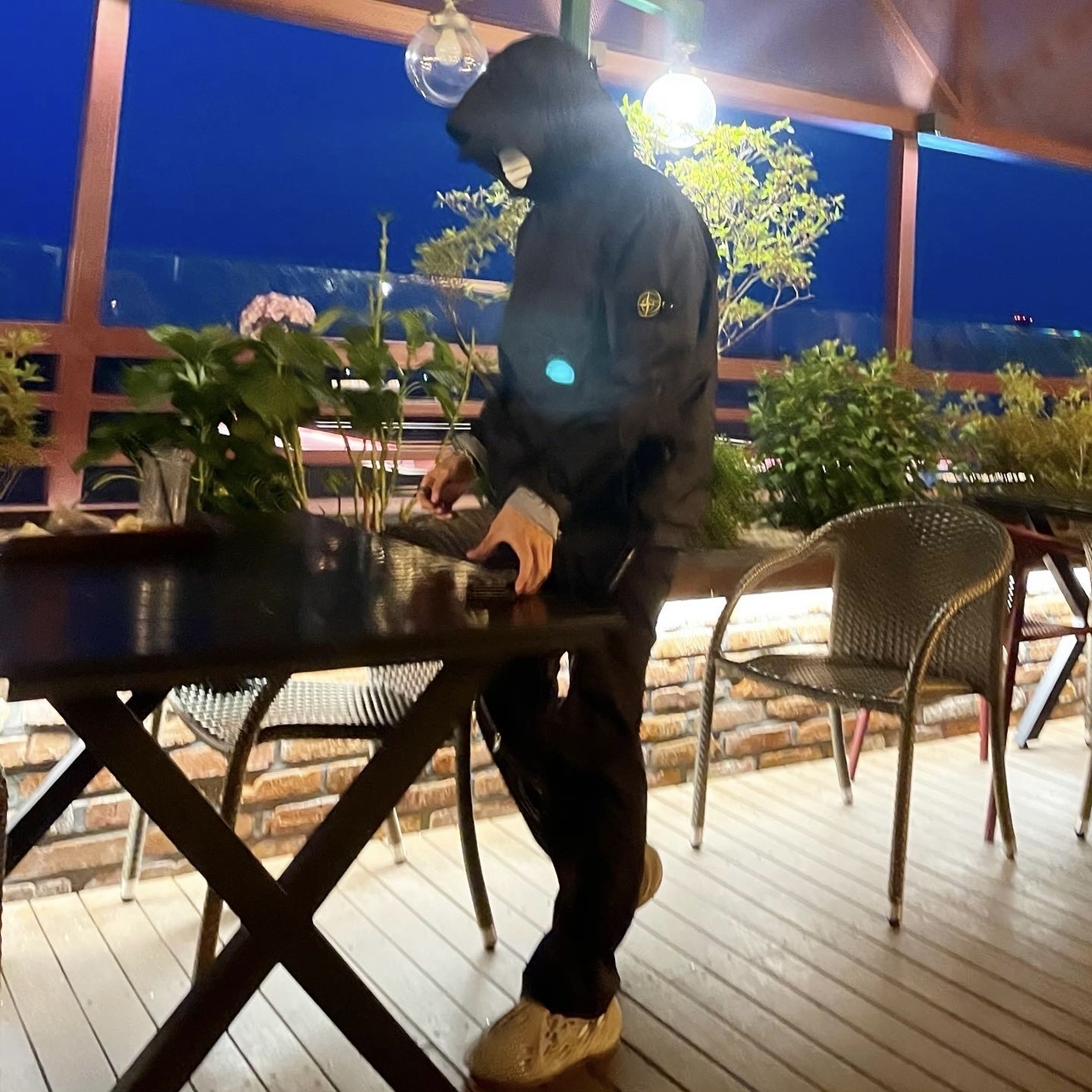 Adidas Yeezy Foam RNNR Stone Sage, Stone Island 40223 Membrana 3L TC Garment Dyed Hooded Jacket Black - 22SS 착용 스타일