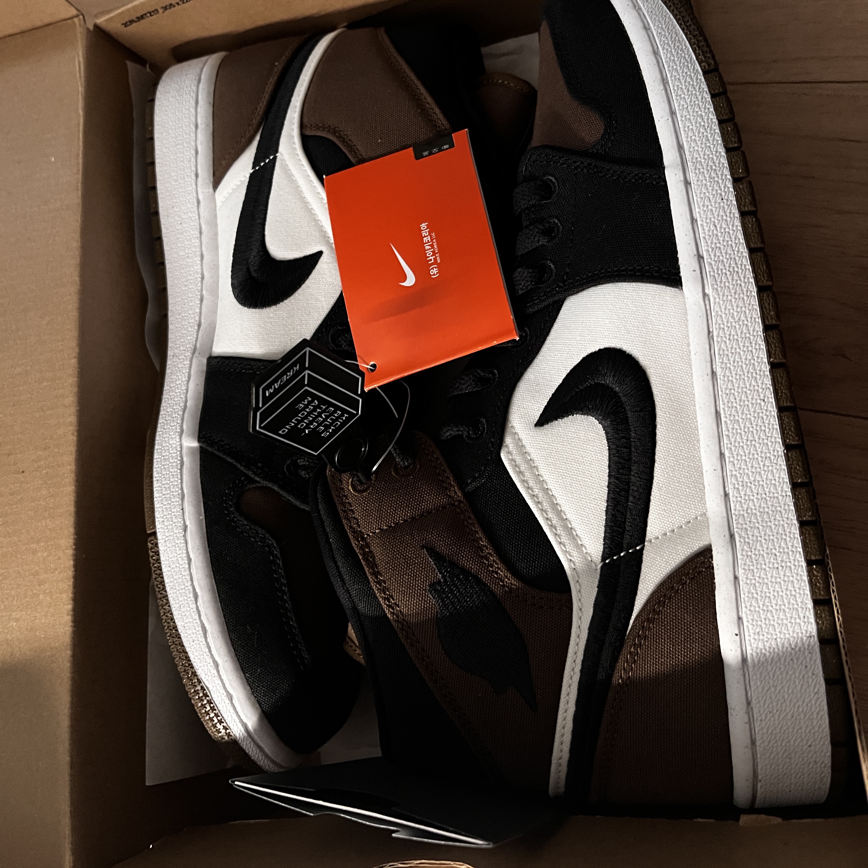 (W) Jordan 1 Mid SE Light Olive Black 착용 스타일 - 2