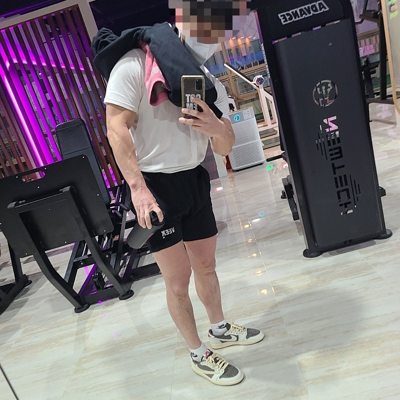 Jordan 1 x Travis Scott Retro Low OG SP Sail and Ridgerock 착용 스타일