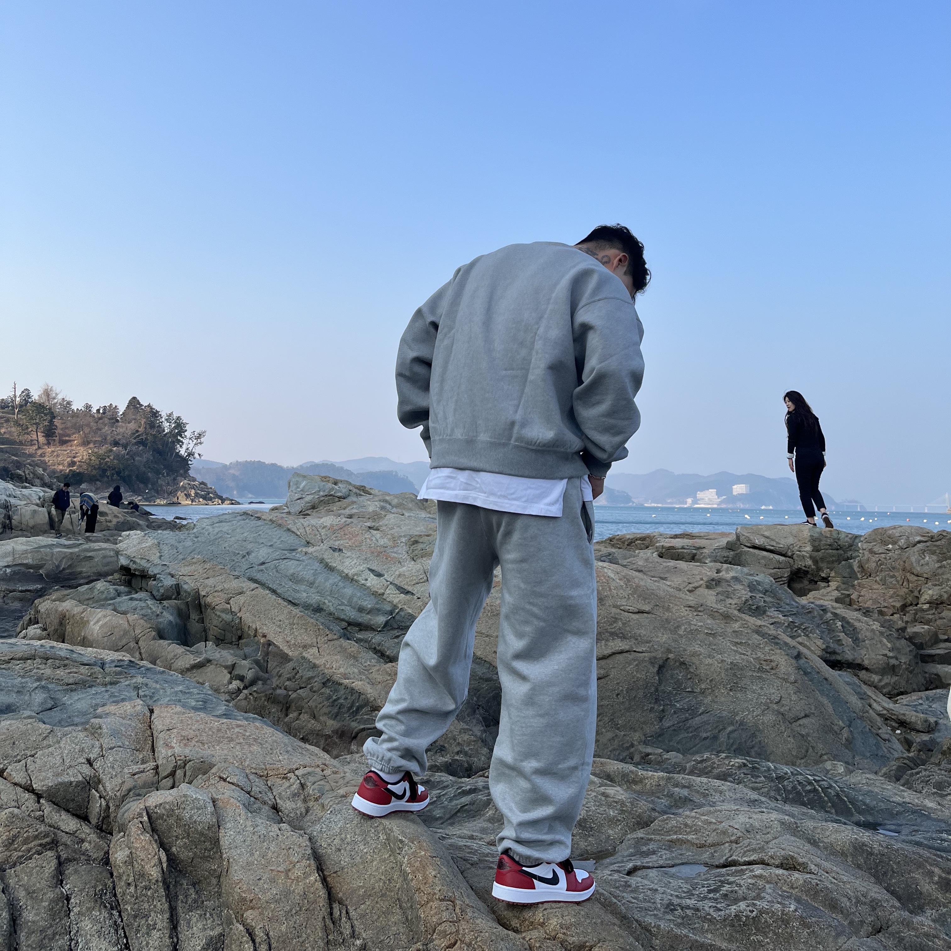 Nike x Stussy NRG Fleece Crewneck Dark Grey Heather (DO9337-063), Nike x Stussy NRG Fleece Pants Dark Grey Heather (DO9340-063) 착용 스타일