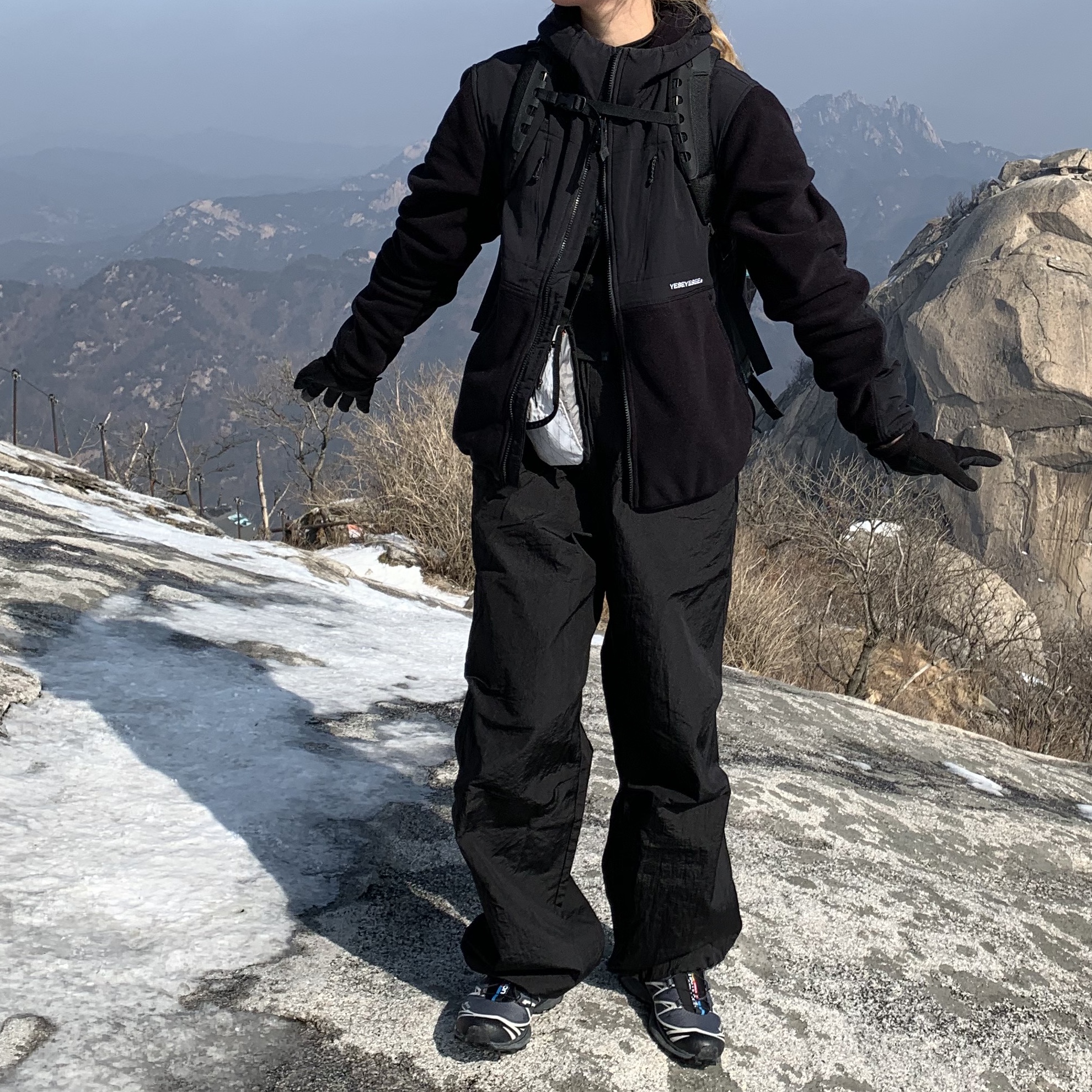 Arc'teryx Arro 22 Backpack 24K Black, Salomon XT-6 Gore-Tex Black Ebony 착용 스타일 - 3