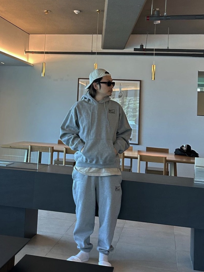 Nike x Stussy NRG RA Pullover Hoodie Dark Grey Heather (DJ9488-063), Nike x Stussy NRG RA Fleece Pants Dark Grey Heather (DJ9490-063) 착용 스타일