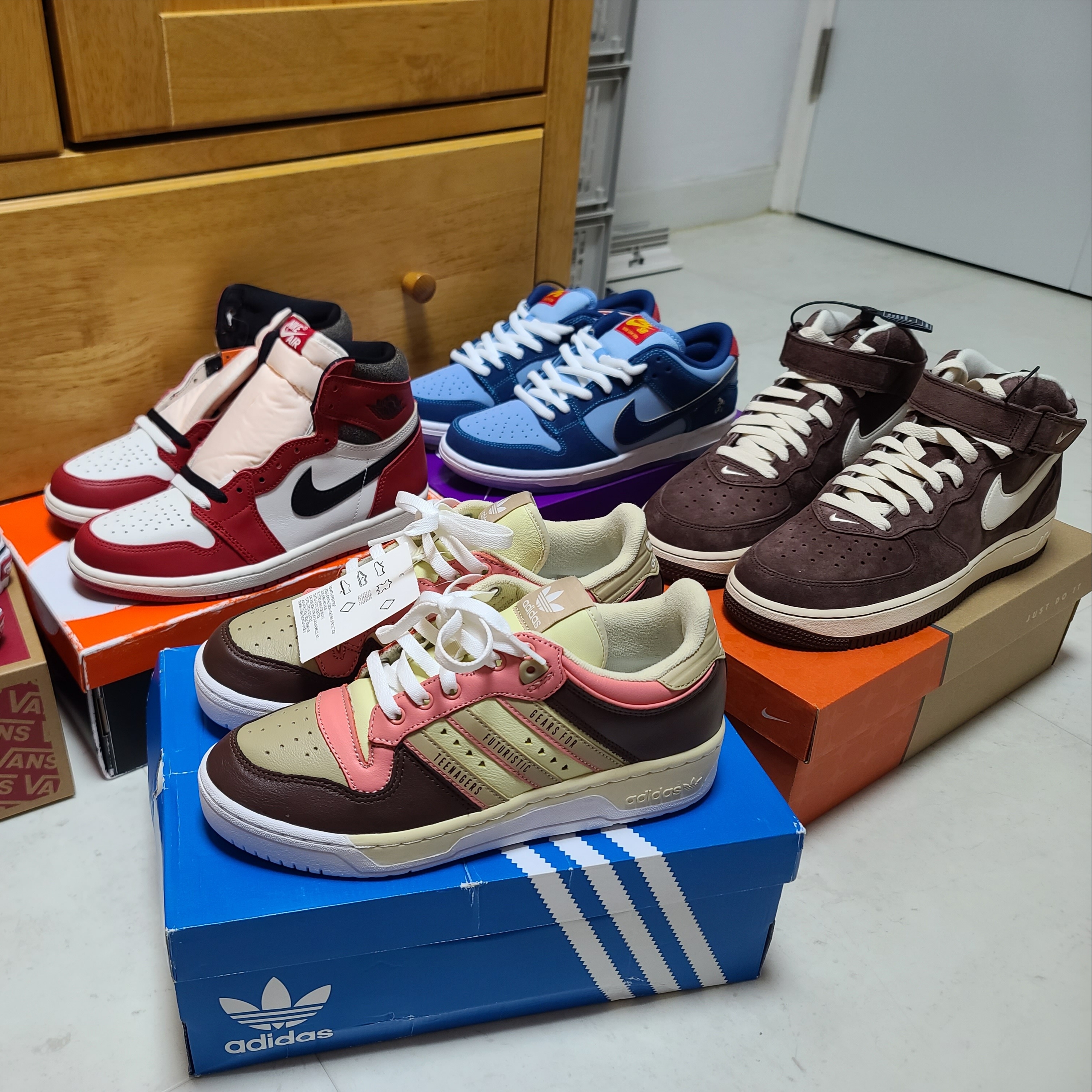 Nike Air Force 1 Mid '07 QS Chocolate, Nike x Why So Sad? SB Dunk Low Pro Coastal Blue 착용 스타일 - 1