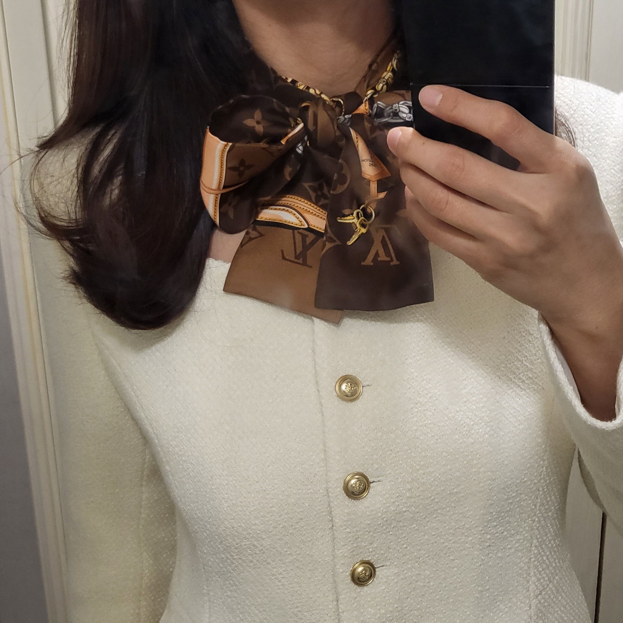 (W) Louis Vuitton Monogram Confidential Bandeau Brown 착용 스타일
