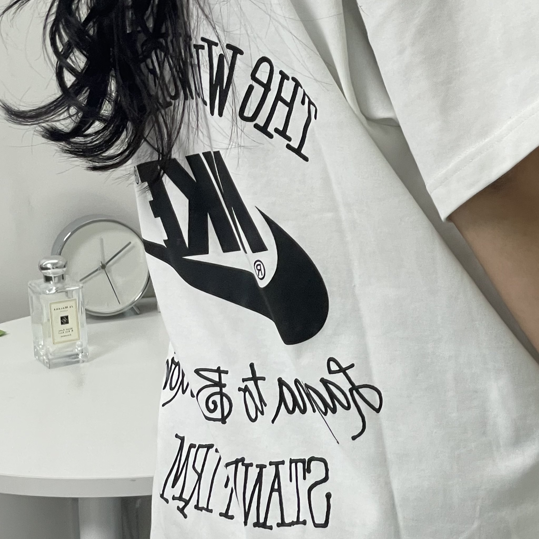 Nike x Stussy T-Shirt White (DV1774-100) 착용 스타일 - 2