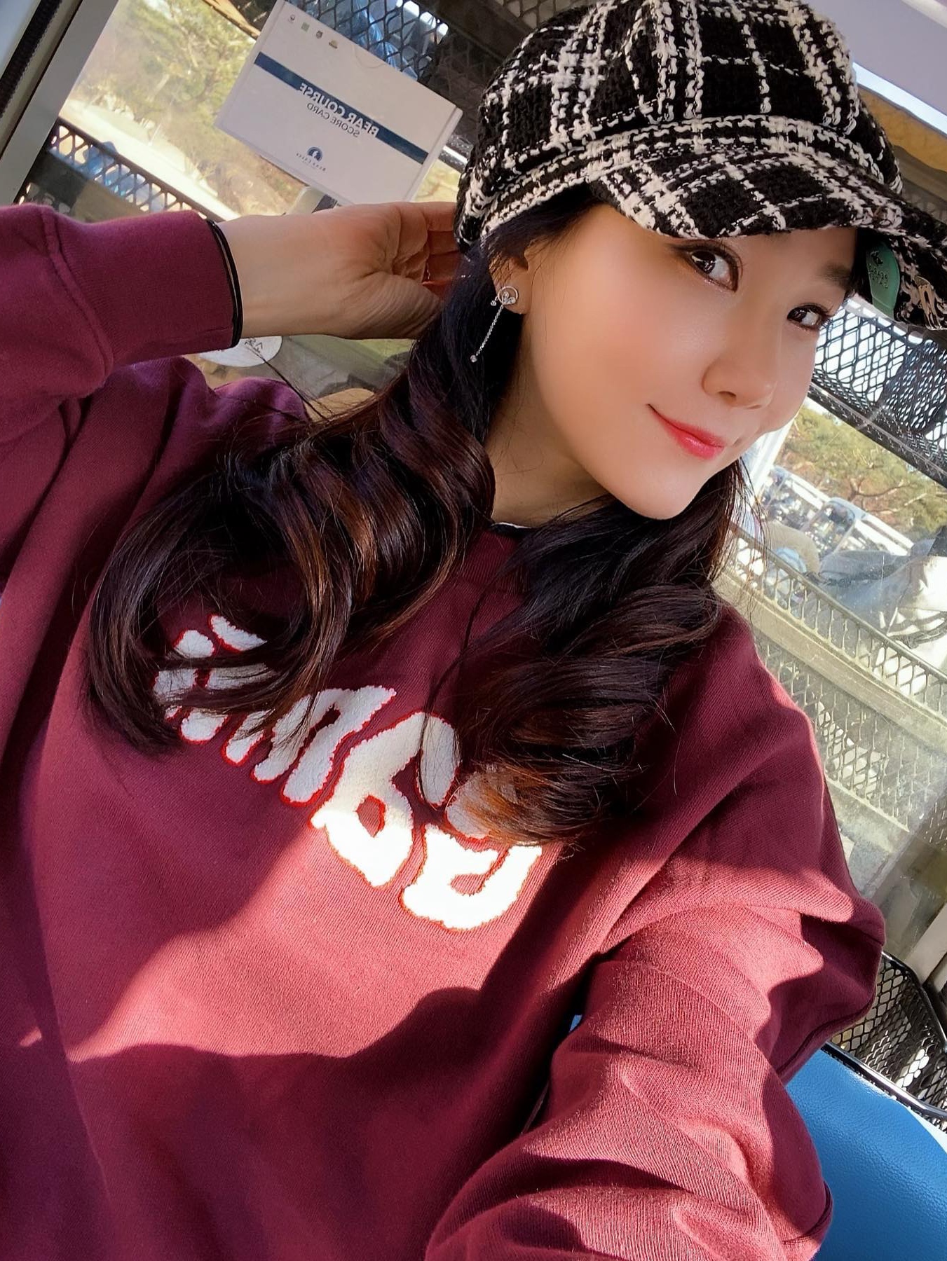 (W) Ganni Responsible Isoli Logo Sweatshirt Merlot 착용 스타일