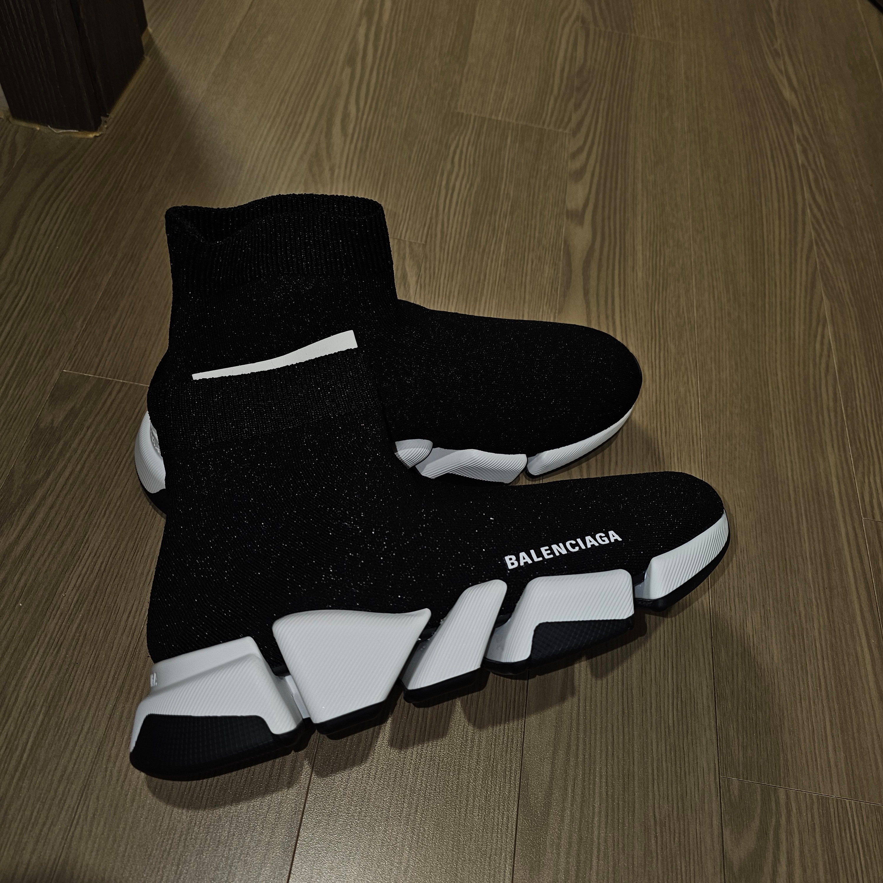 (W) Balenciaga Speed 2.0 Trainer Shiny Black White 착용 스타일 - 2