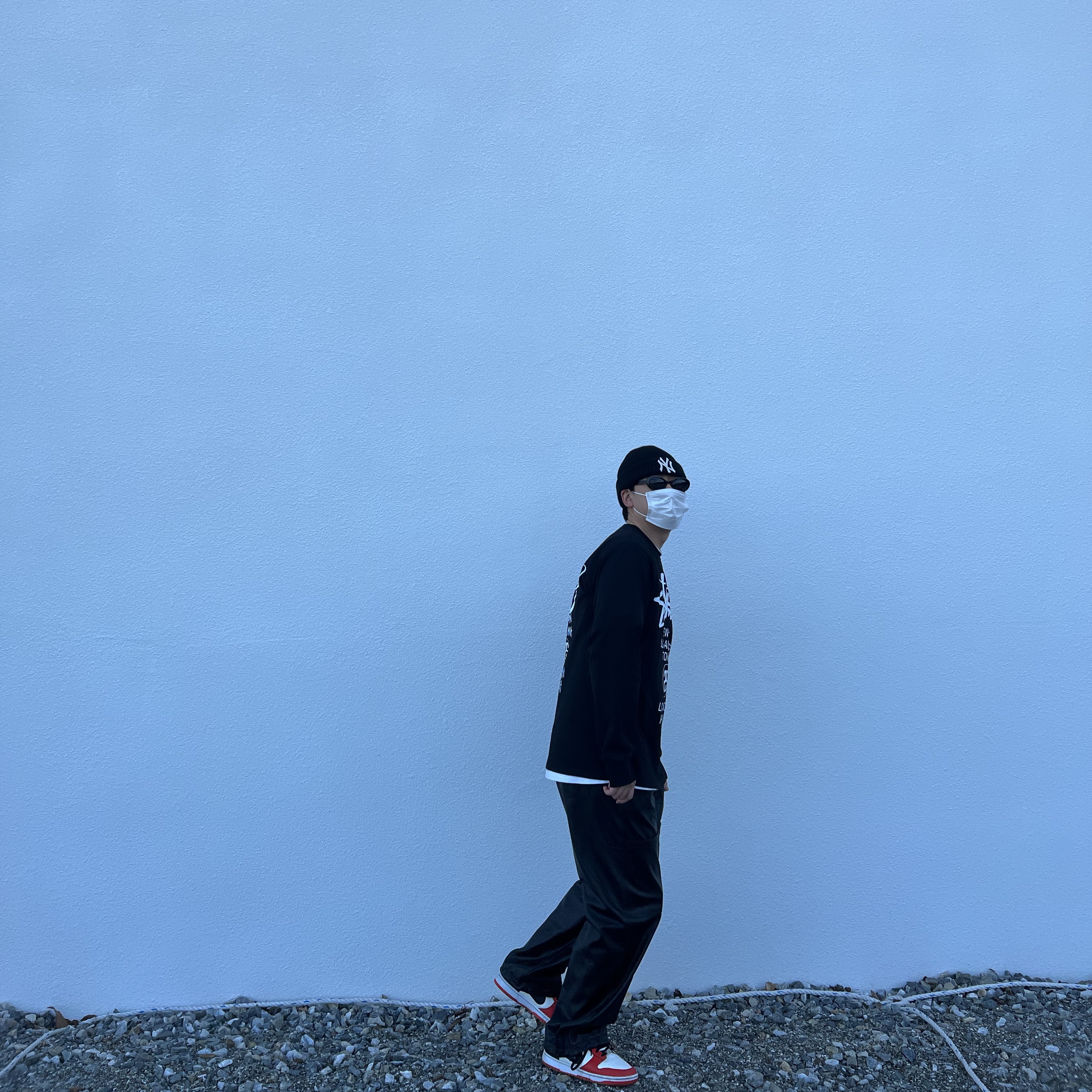 Stussy World Tour LS T-Shirt Black, Nike x NBA Dunk Low Retro EMB Black and Chile Red 착용 스타일 - 3