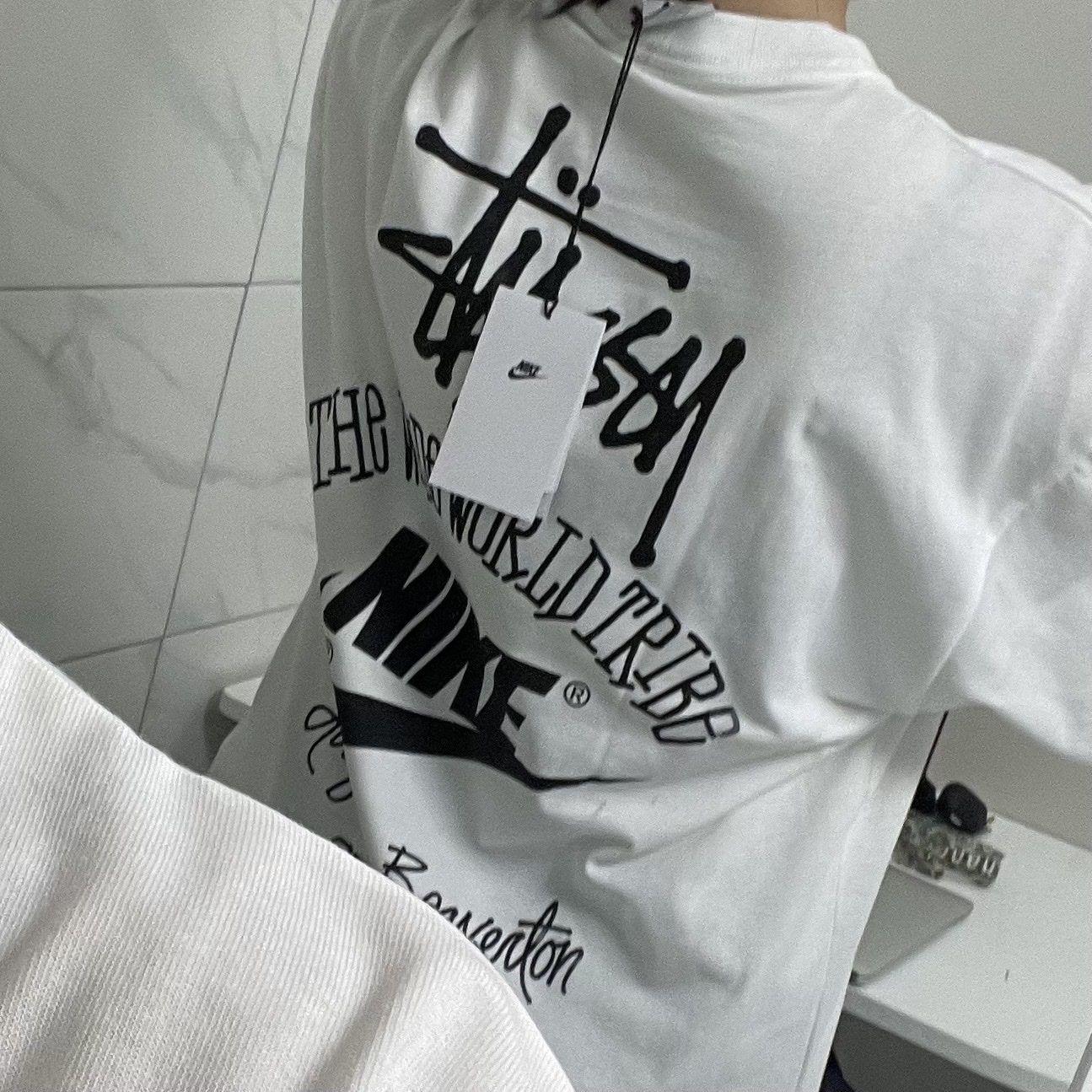 Nike x Stussy T-Shirt White (DV1774-100) 착용 스타일 - 1