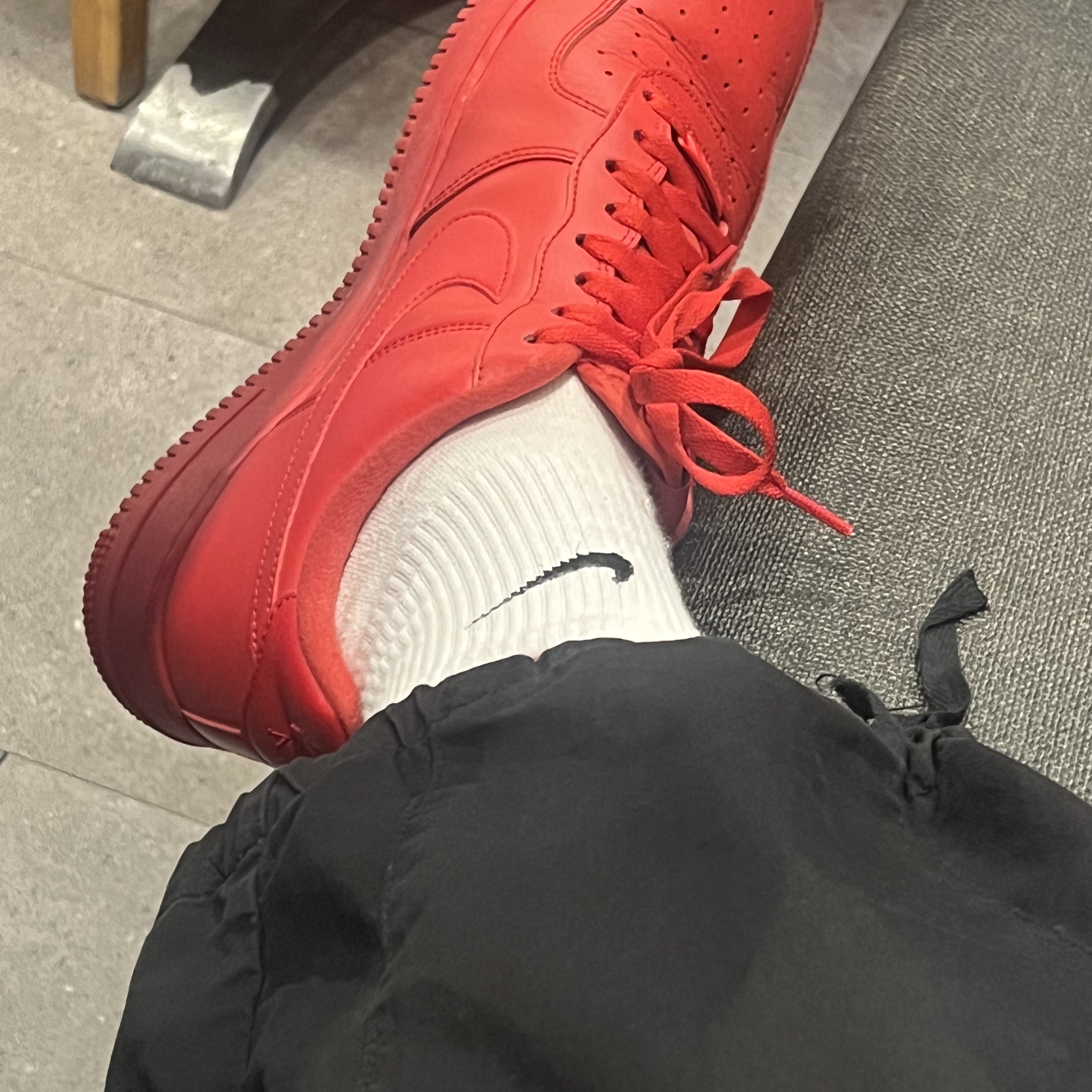 Nike Air Force 1 '07 LV8 Low 1 Triple Red 착용 스타일 - 3
