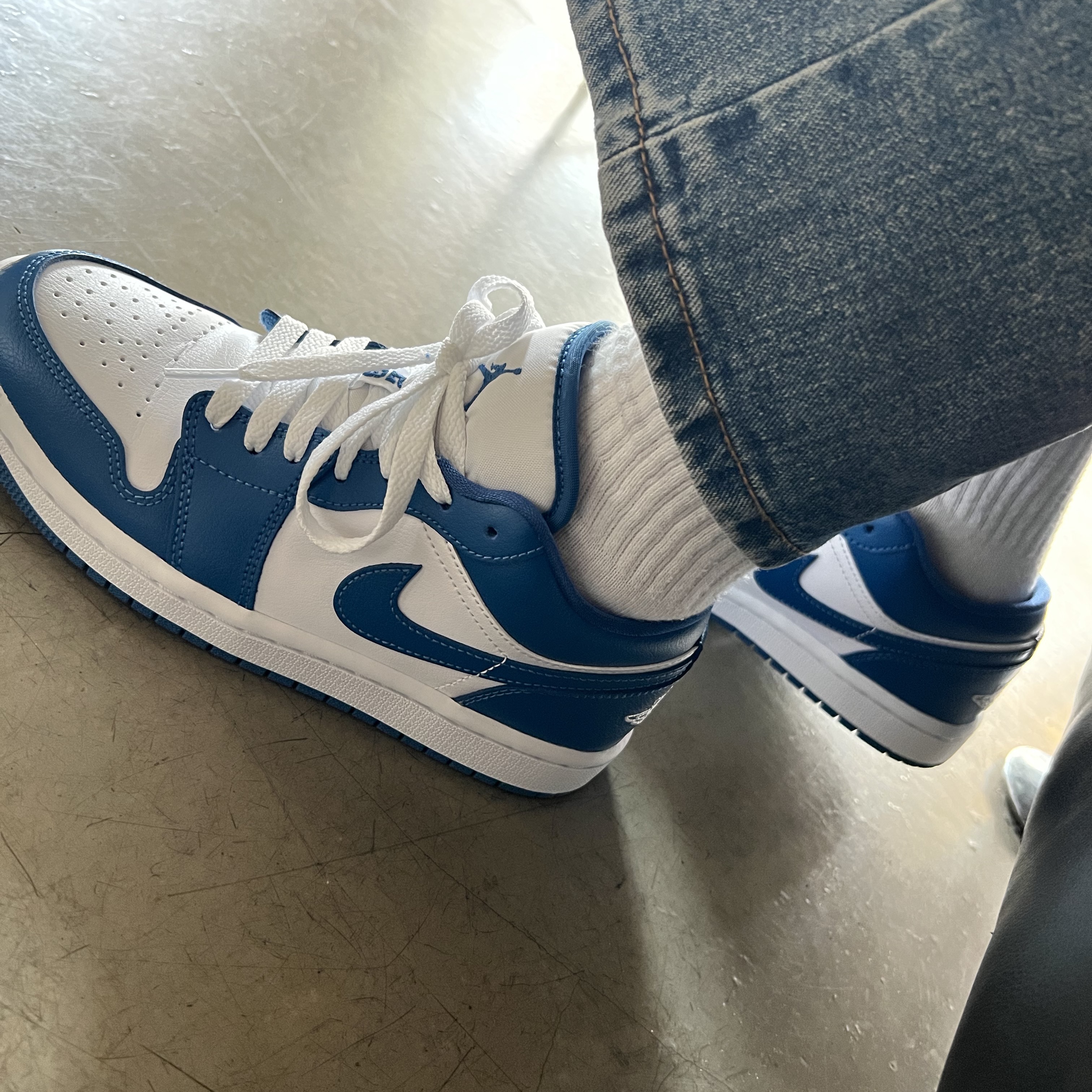 (W) Jordan 1 Low White Dark Marina Blue 착용 스타일 - 2
