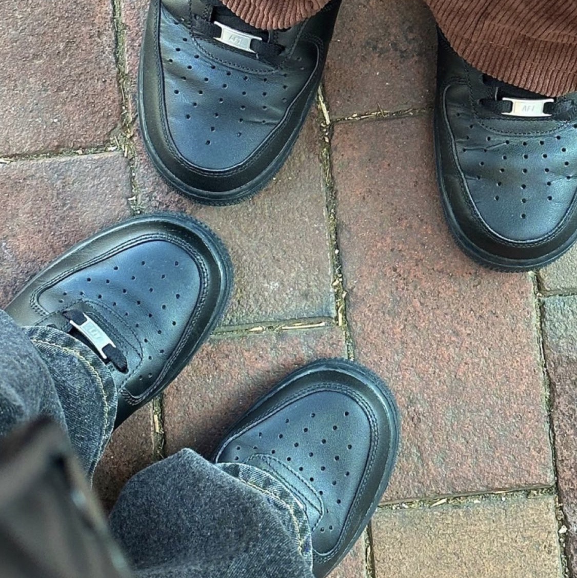 Nike Air Force 1 '07 Low Triple Black 착용 스타일