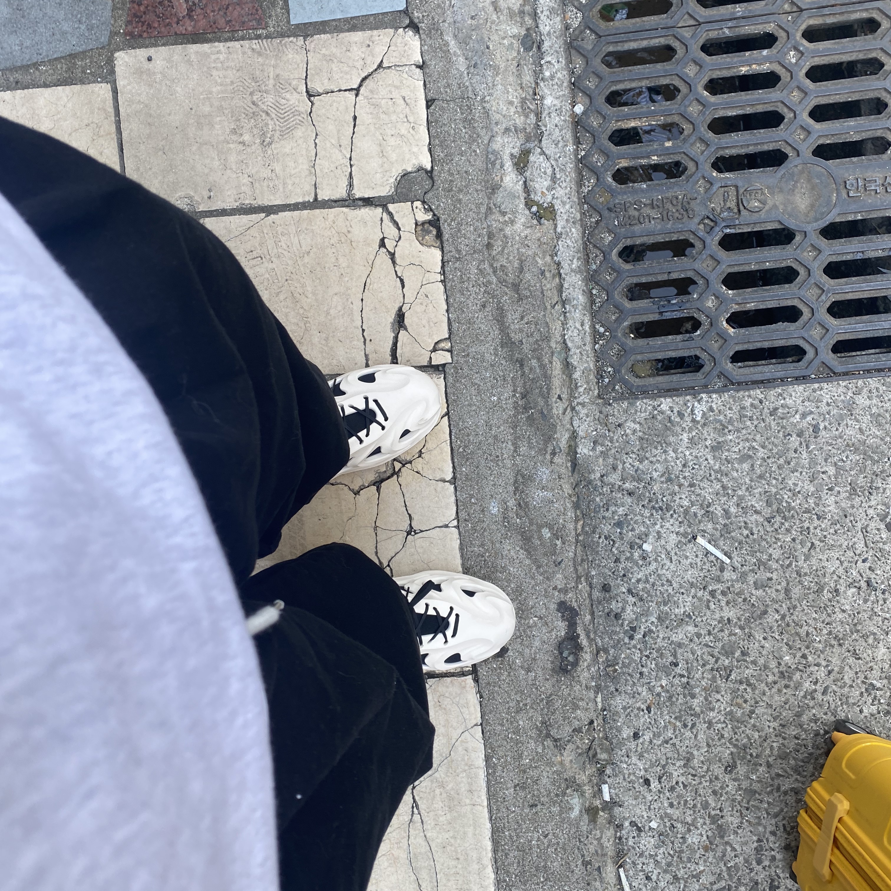 Adidas Adifom Q Wonder White Core Black 착용 스타일