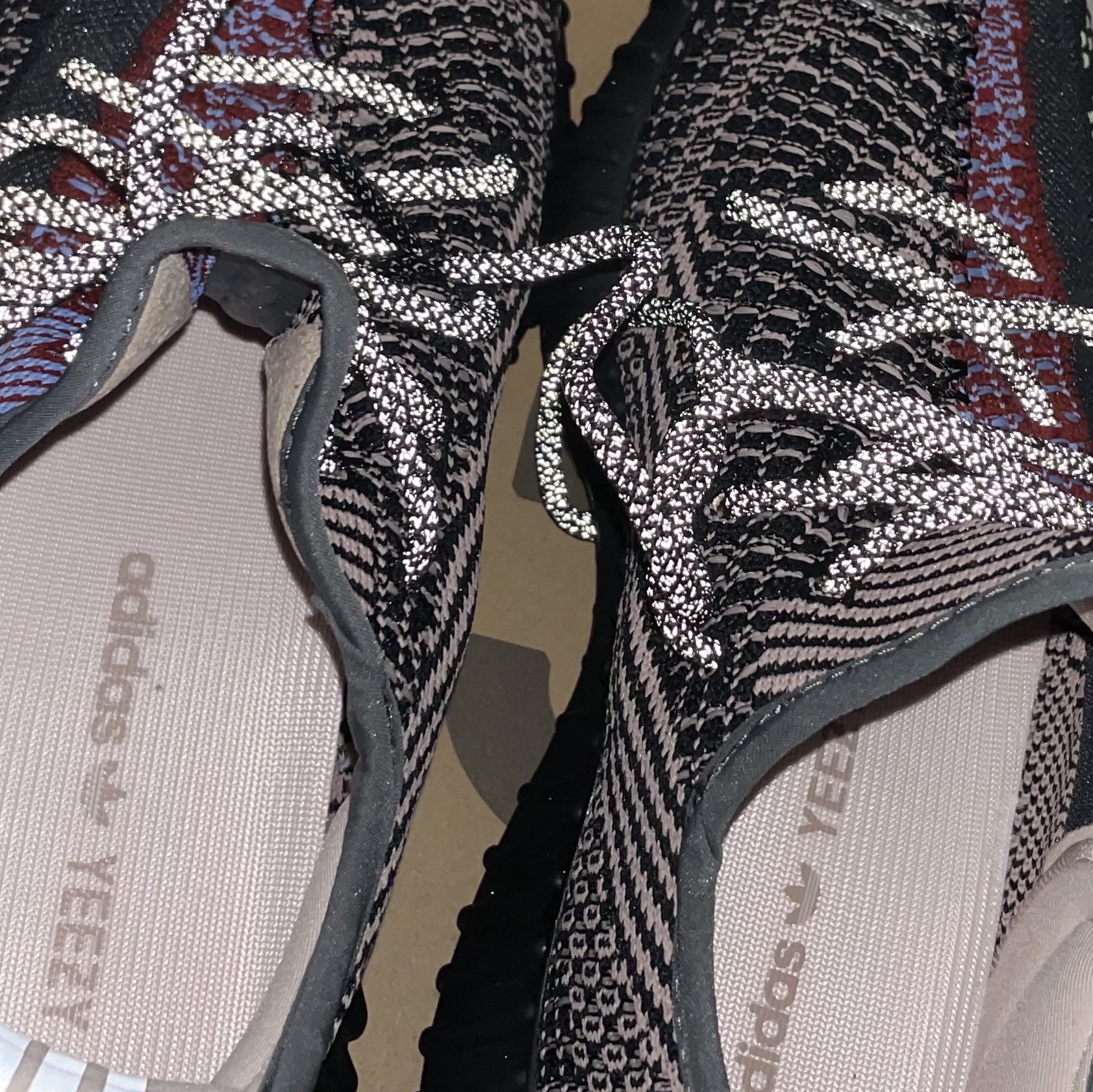 Adidas Yeezy Boost 350 V2 Yecheil - Non-Reflective 착용 스타일
