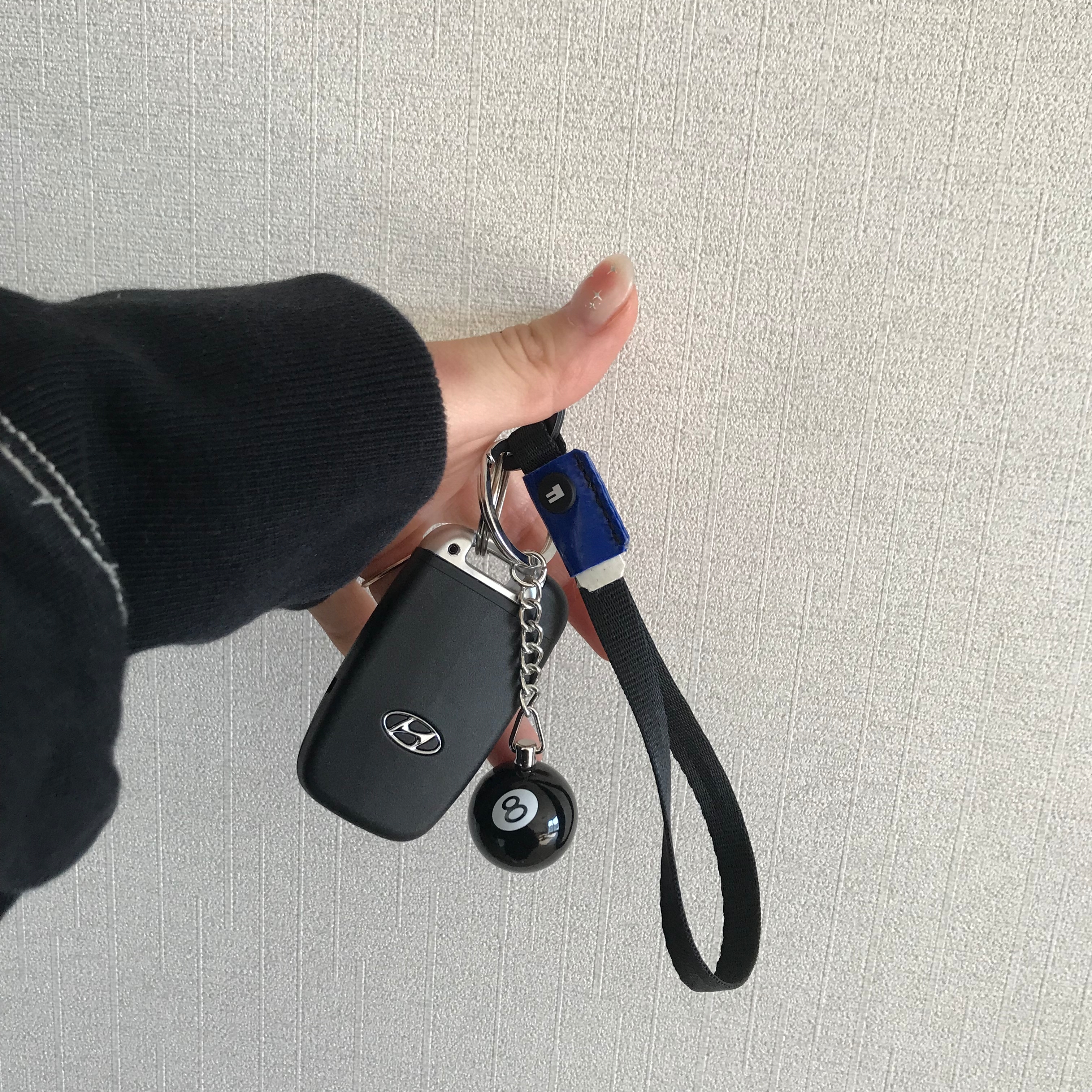 Stussy 8 Ball Keychain Black 착용 스타일 - 2