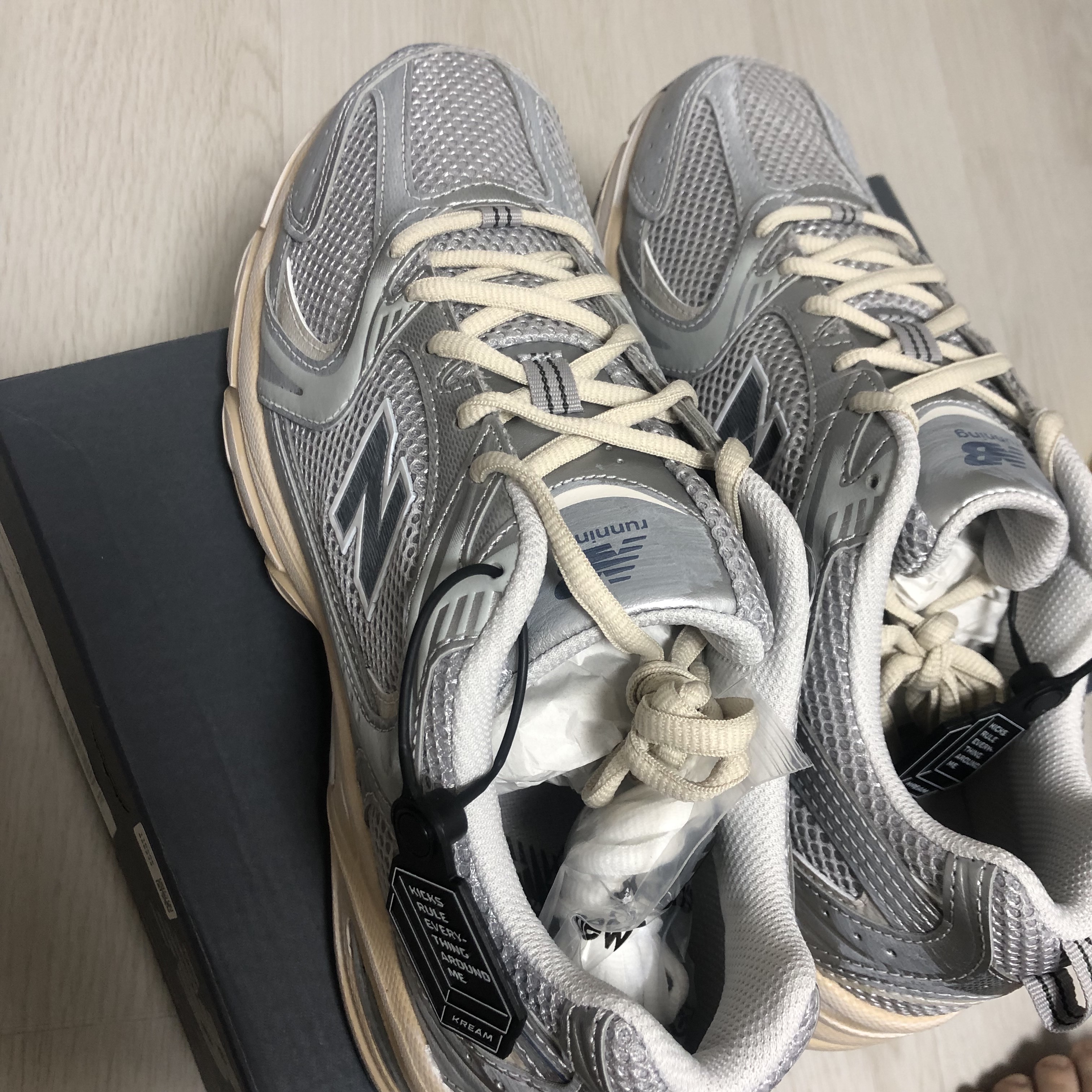 New Balance 530 Vintage Metallic Silver 착용 스타일
