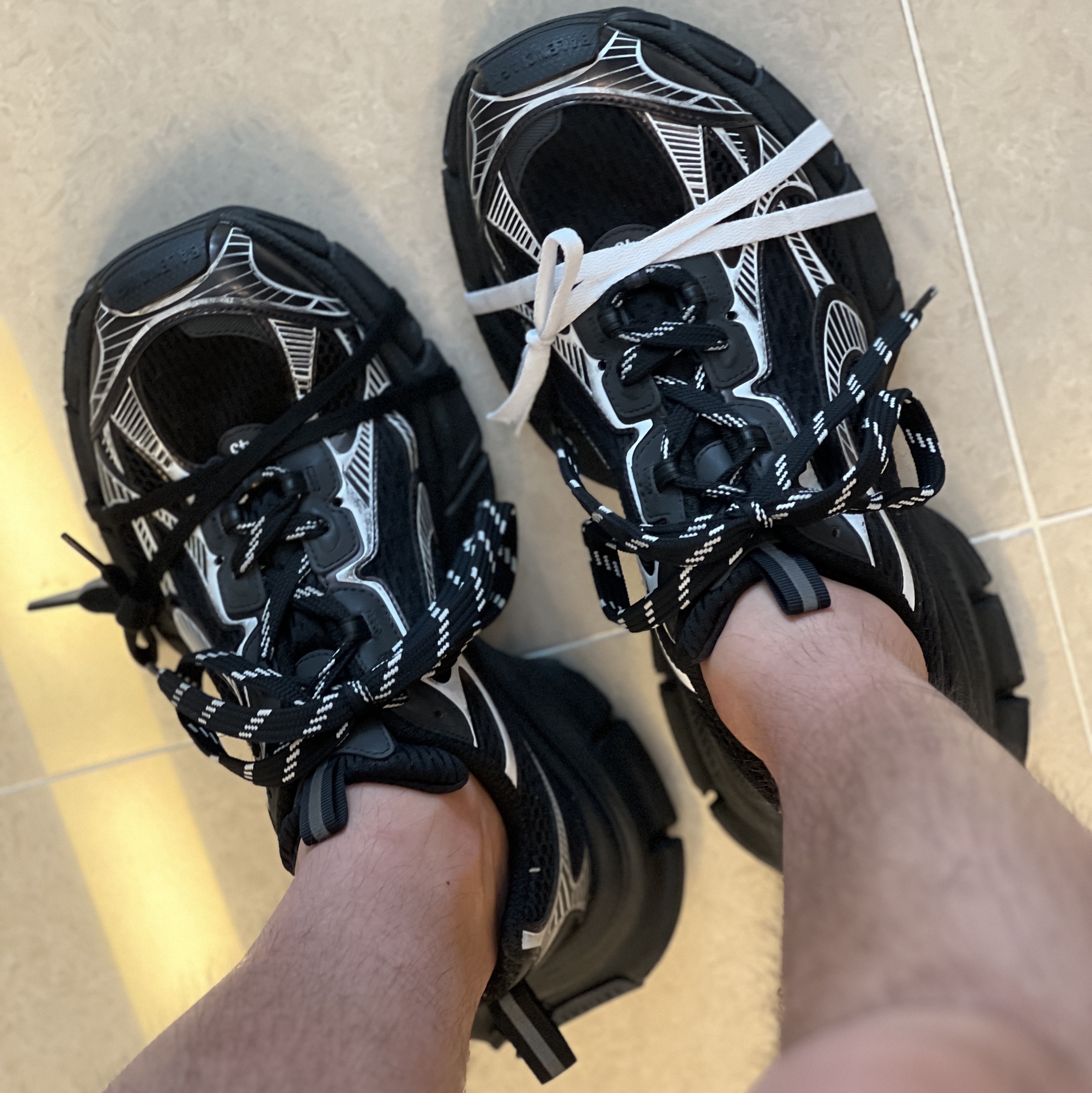 Balenciaga 3XL Sneakers Black White 착용 스타일 - 2