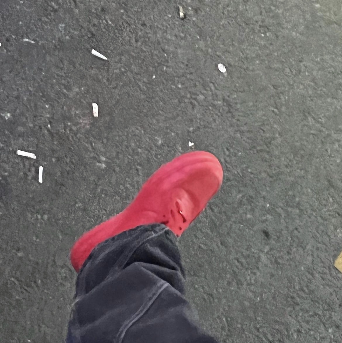 Nike Air Force 1 '07 LV8 Low 1 Triple Red 착용 스타일 - 4