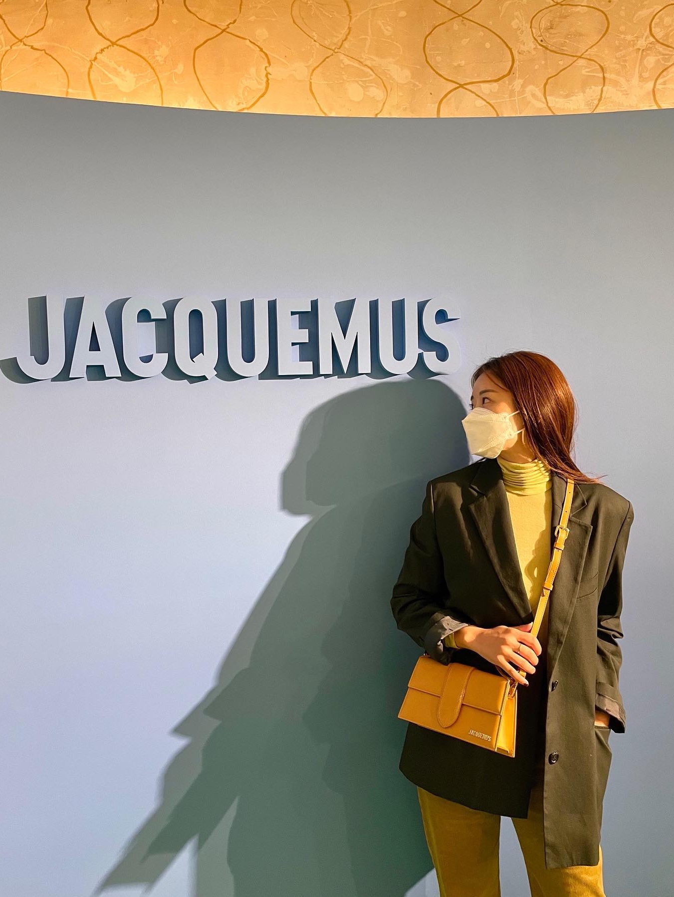 Jacquemus Le Bambinou Envelope Handbag Orange, Jacquemus Le Bambinou Envelope Handbag Yellow 착용 스타일