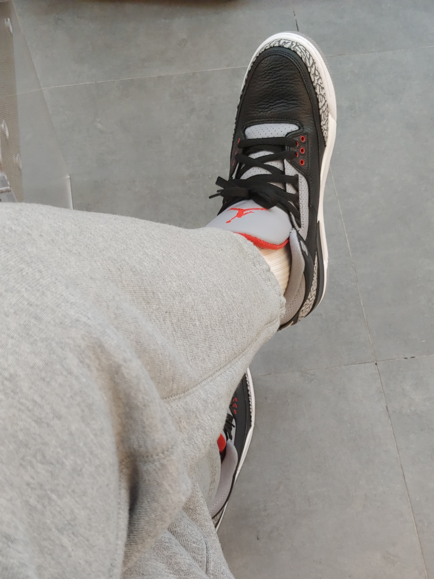 Nike M NRG Sweatpants Dark Grey Heather, Jordan 3 Retro OG Black Cement 2018 착용 스타일 - 1