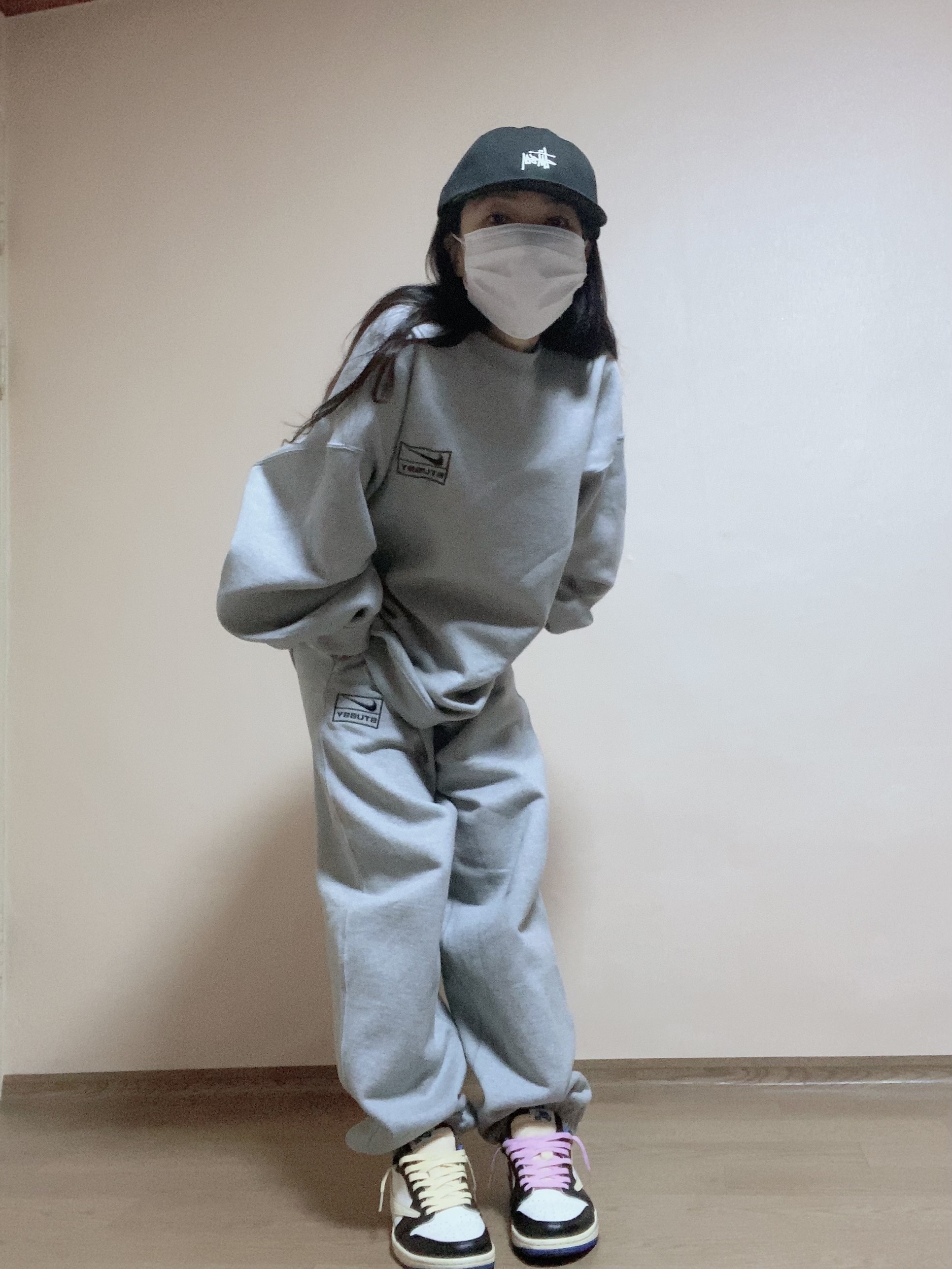 Nike x Stussy NRG Fleece Crewneck Dark Grey Heather (DO9337-063), Nike x Stussy NRG Fleece Pants Dark Grey Heather (DO9340-063) 착용 스타일 - 5