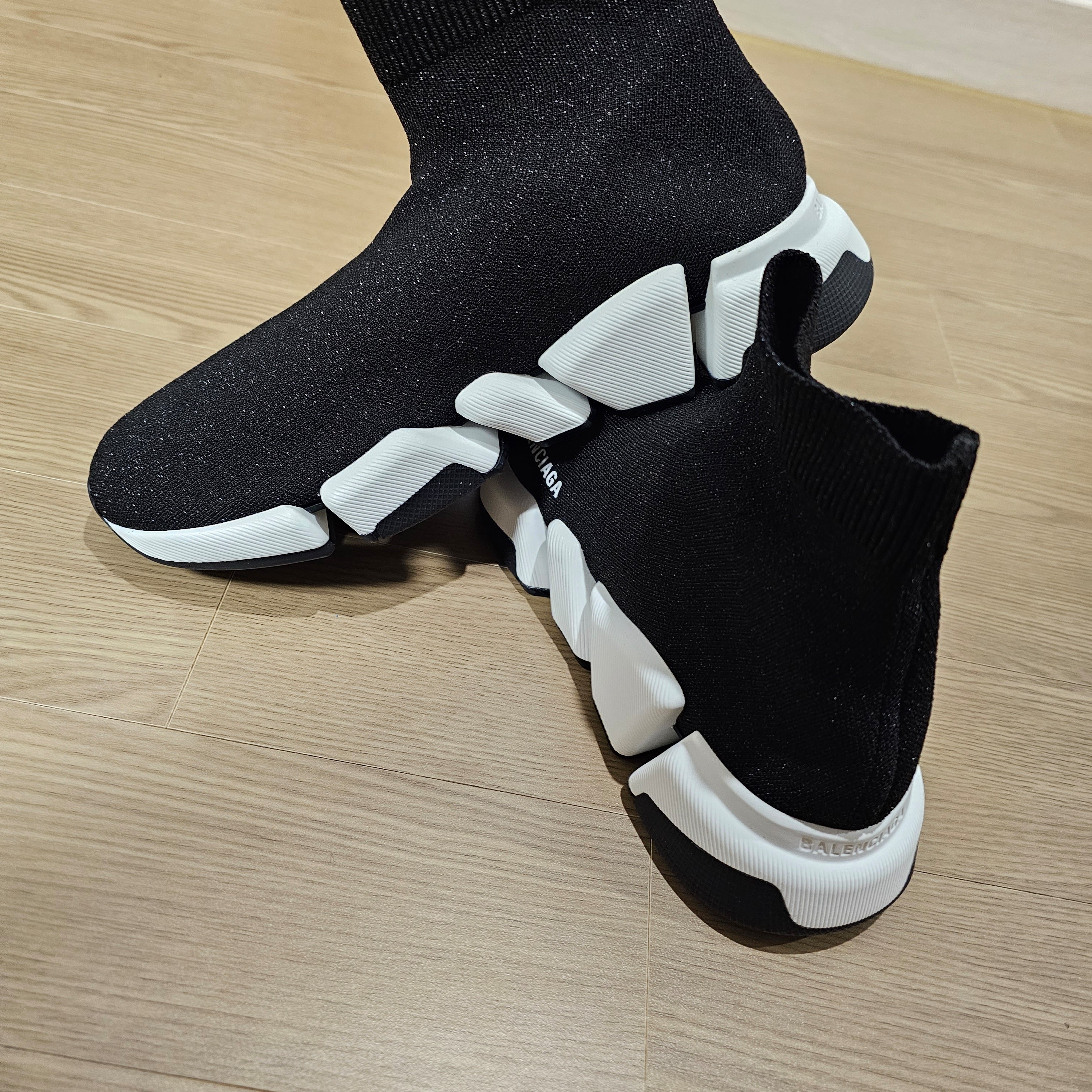 (W) Balenciaga Speed 2.0 Trainer Shiny Black White 착용 스타일 - 4
