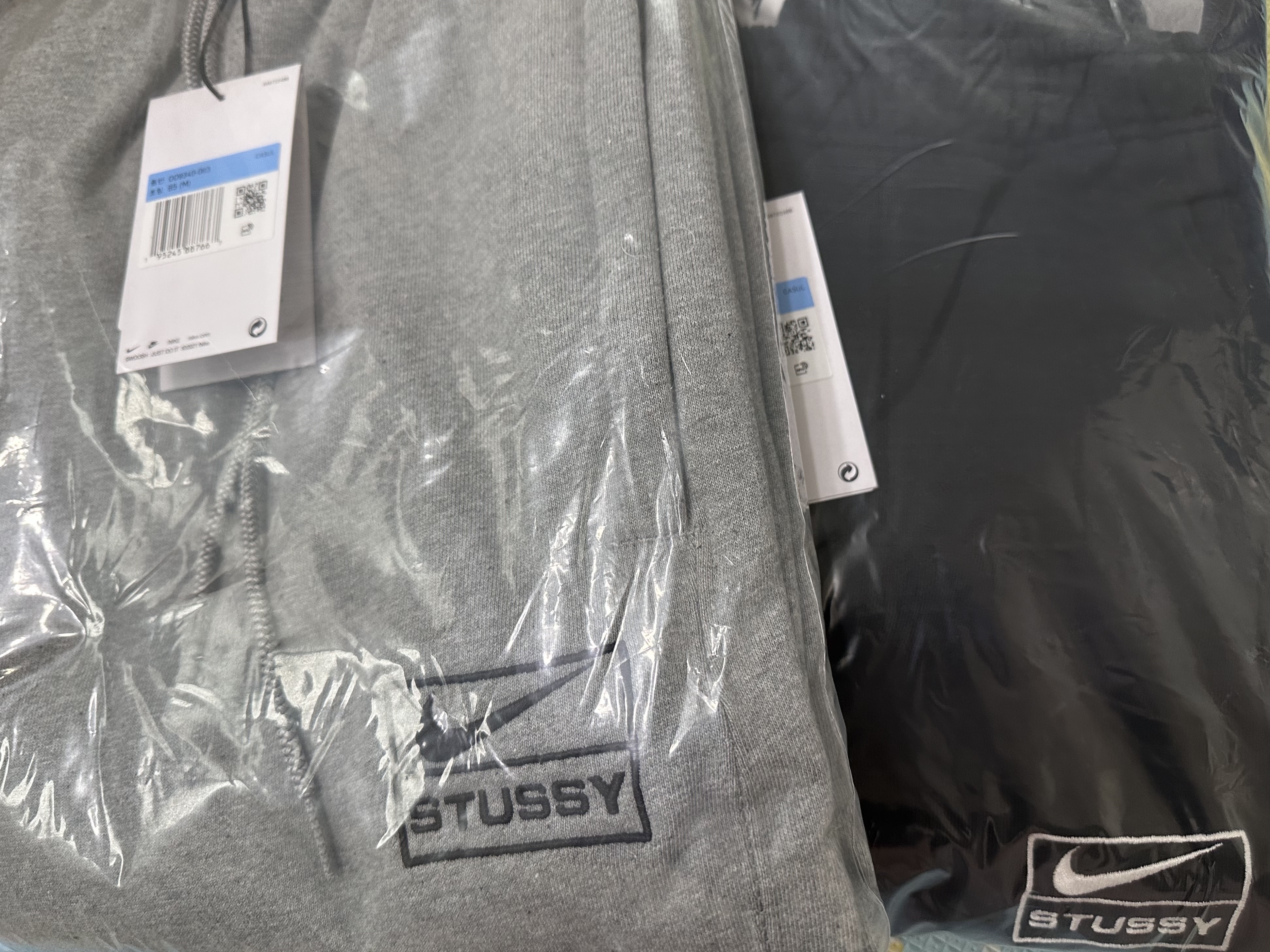 Nike x Stussy NRG Fleece Pants Dark Grey Heather (DO9340-063), Nike x Stussy NRG Washed Fleece Pants Black (DO5296-010) 착용 스타일