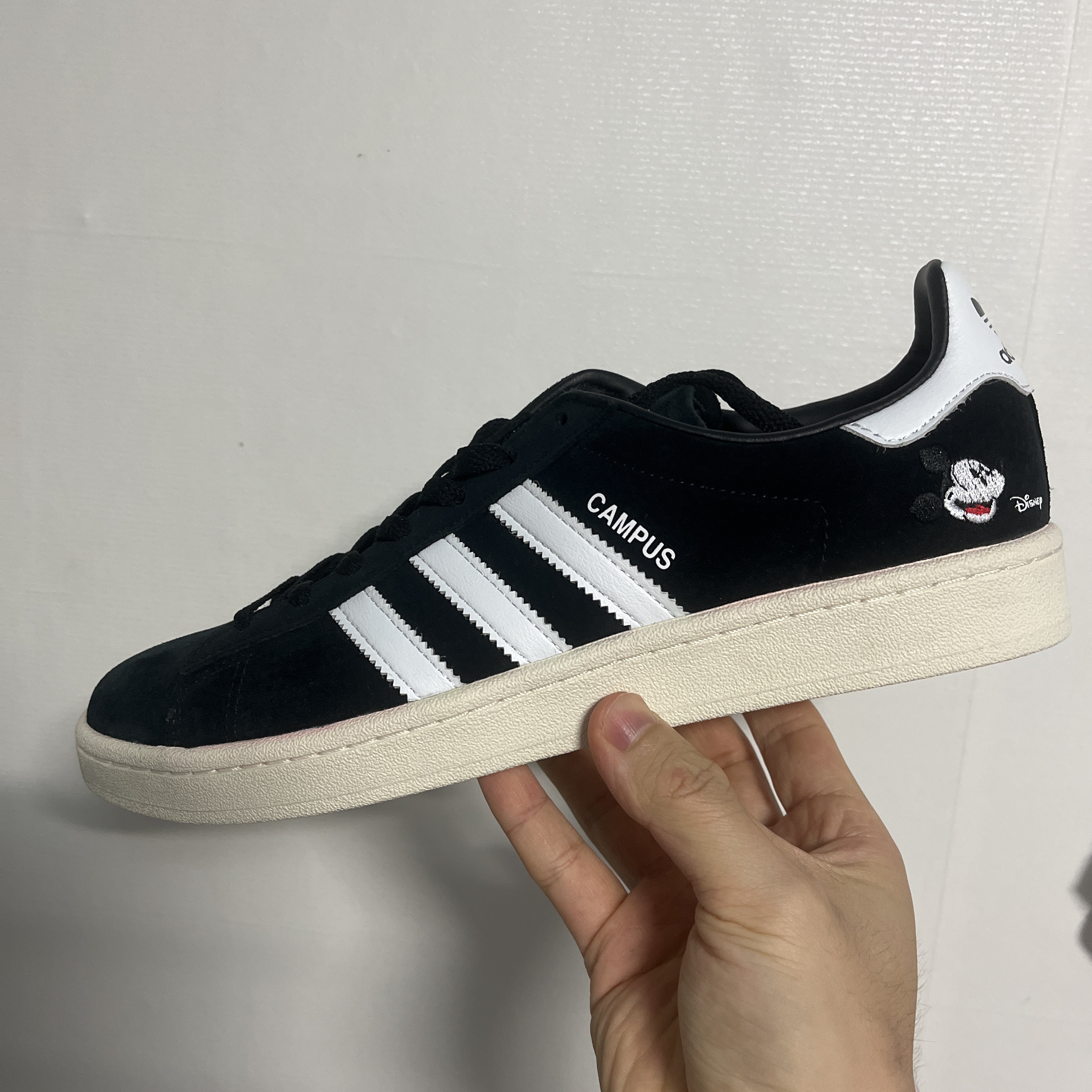 Adidas x Disney Campus Core Black Cloud White 착용 스타일 - 1