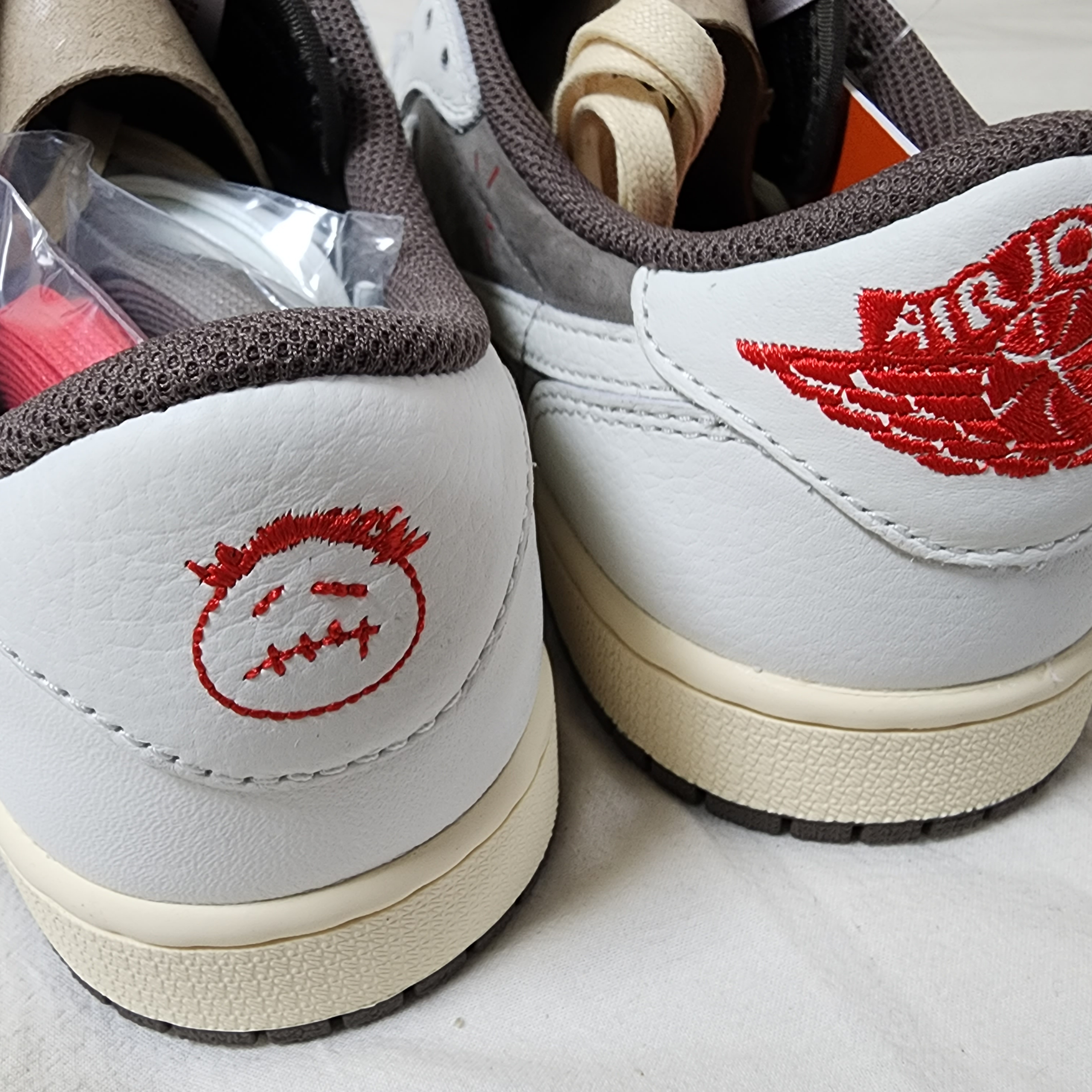Jordan 1 x Travis Scott Retro Low OG SP Sail and Ridgerock 착용 스타일