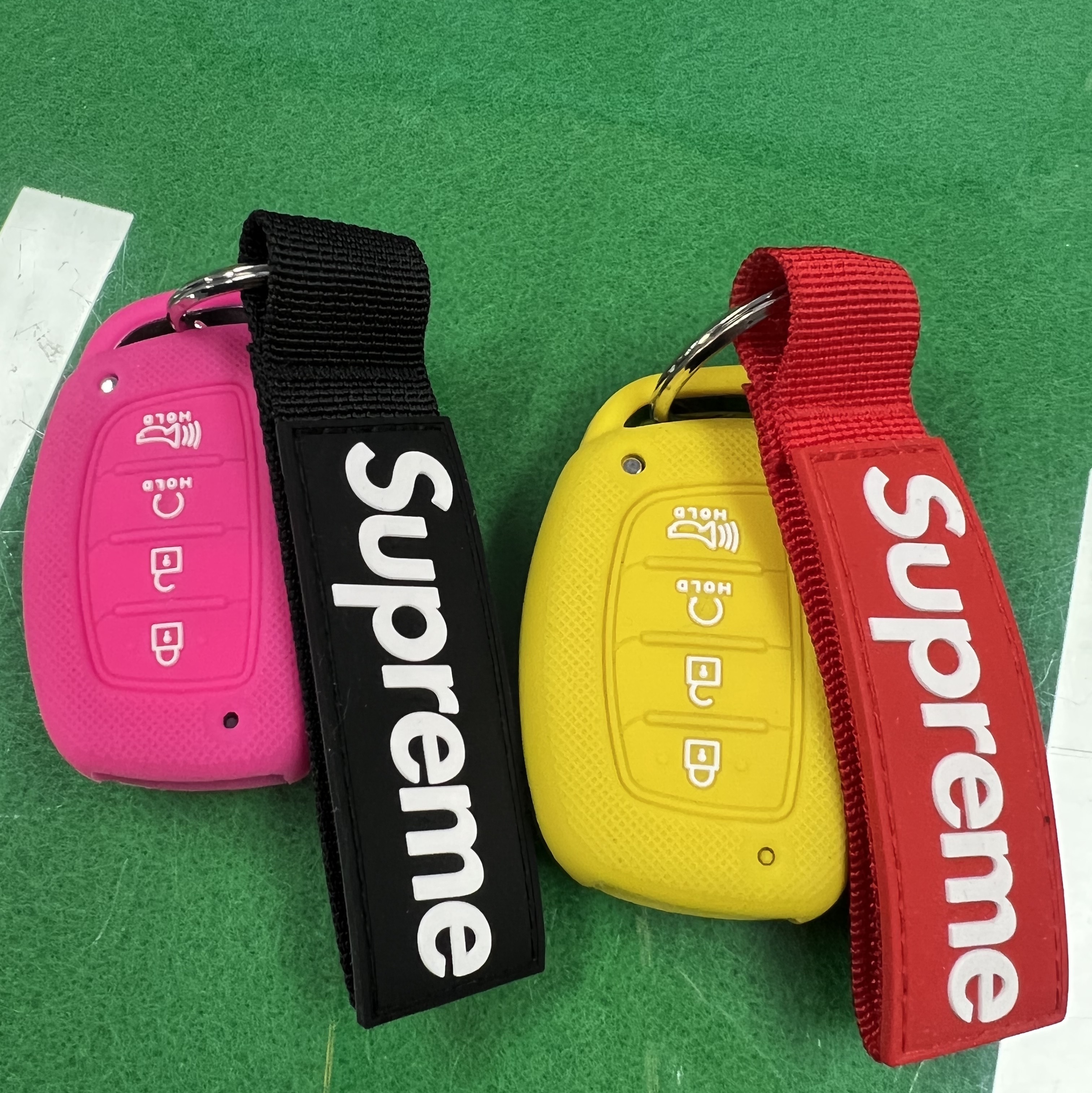 Supreme Webbing Keychain Black - 20FW, Supreme Webbing Keychain Red - 20FW 착용 스타일
