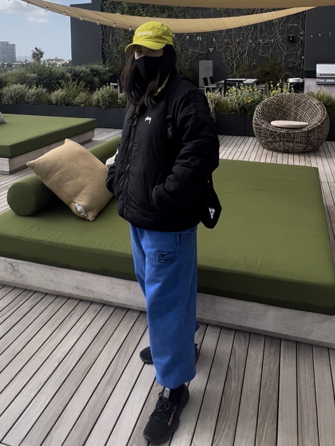 Supreme Ventile Camp Cap Sulfur - 22FW, Nike x Stussy NRG Acid Washed Fleece Pants Game Royal (DR4025-480) 착용 스타일 - 4