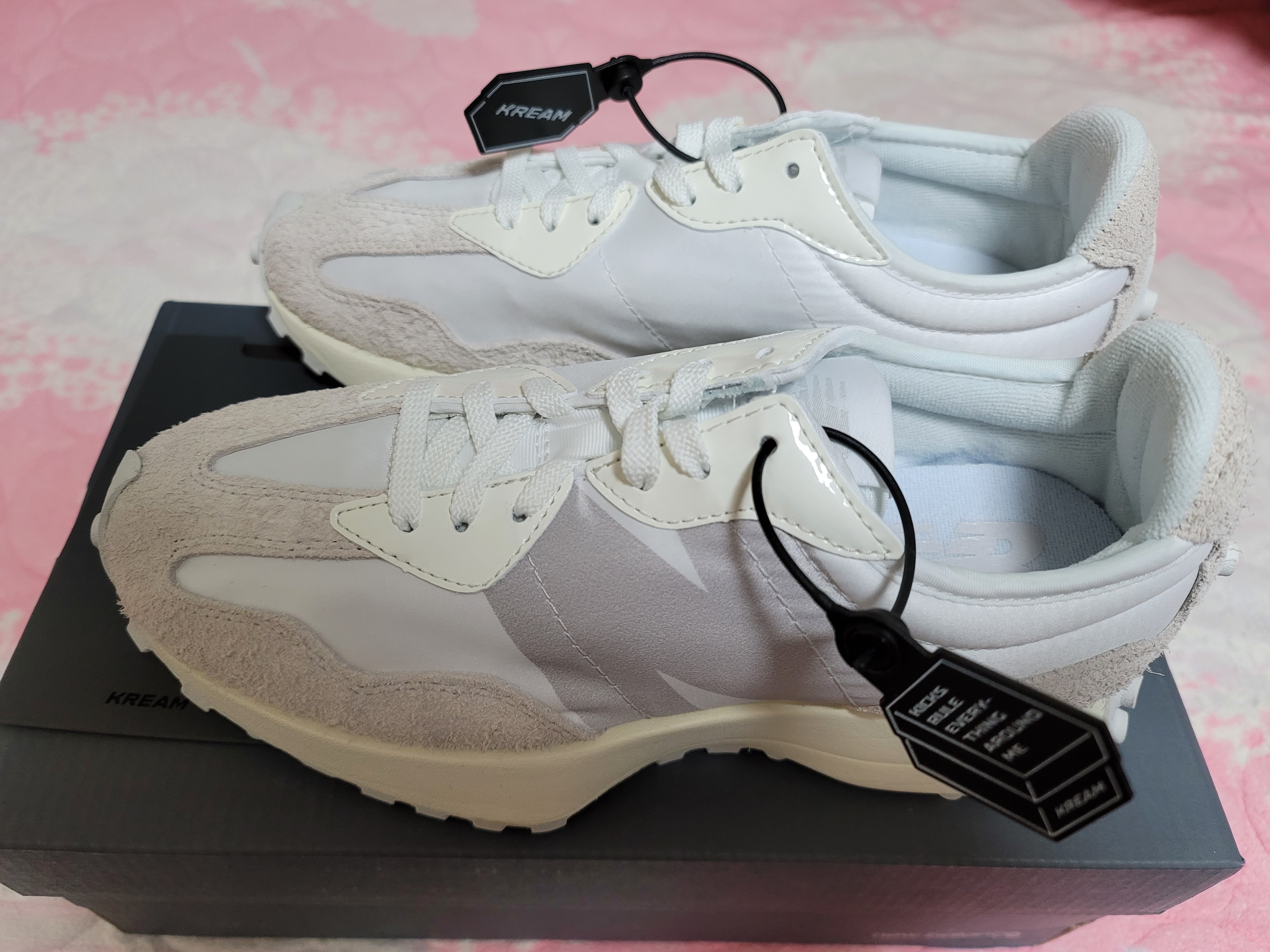 (W) New Balance 327 White Moonbeam 착용 스타일