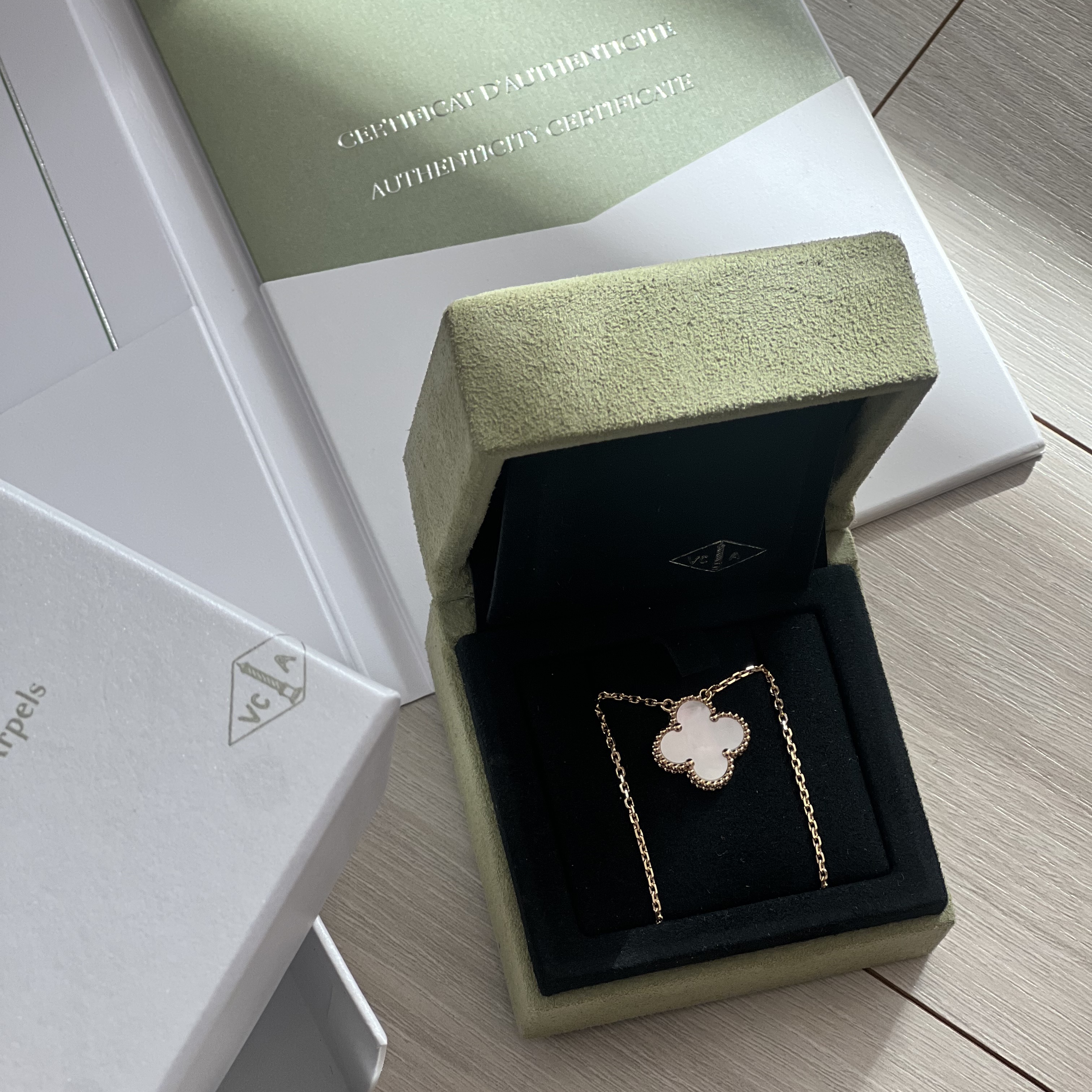 (W) Van Cleef & Arpels Vintage Alhambra Pendant Yellow Gold Mother of Pearl 착용 스타일