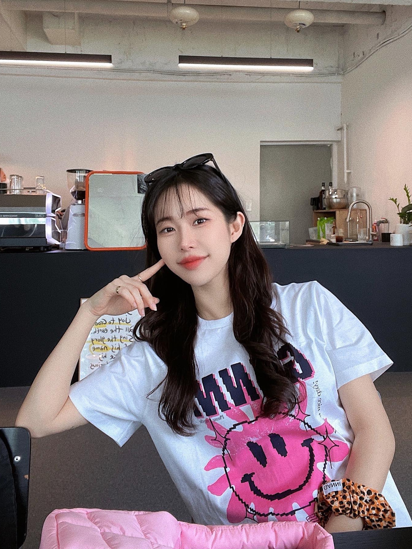 (W) Ganni Love Club T-Shirt Bright White Pink, (W) Ganni Love Club T-Shirt Light Lilac 착용 스타일