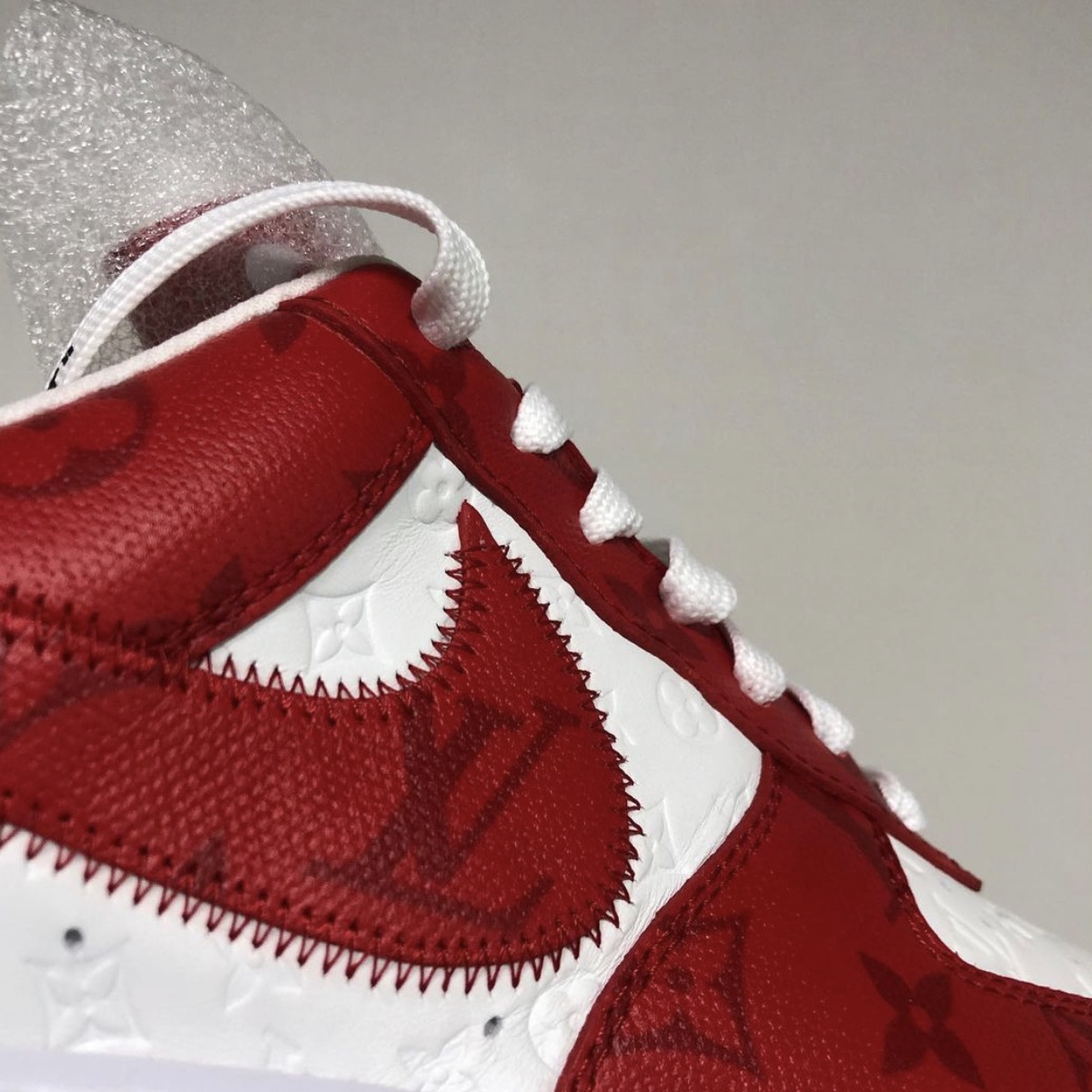 Louis Vuitton x Nike Air Force 1 Low by Virgil Abloh White Comet Red 착용 스타일 - 2