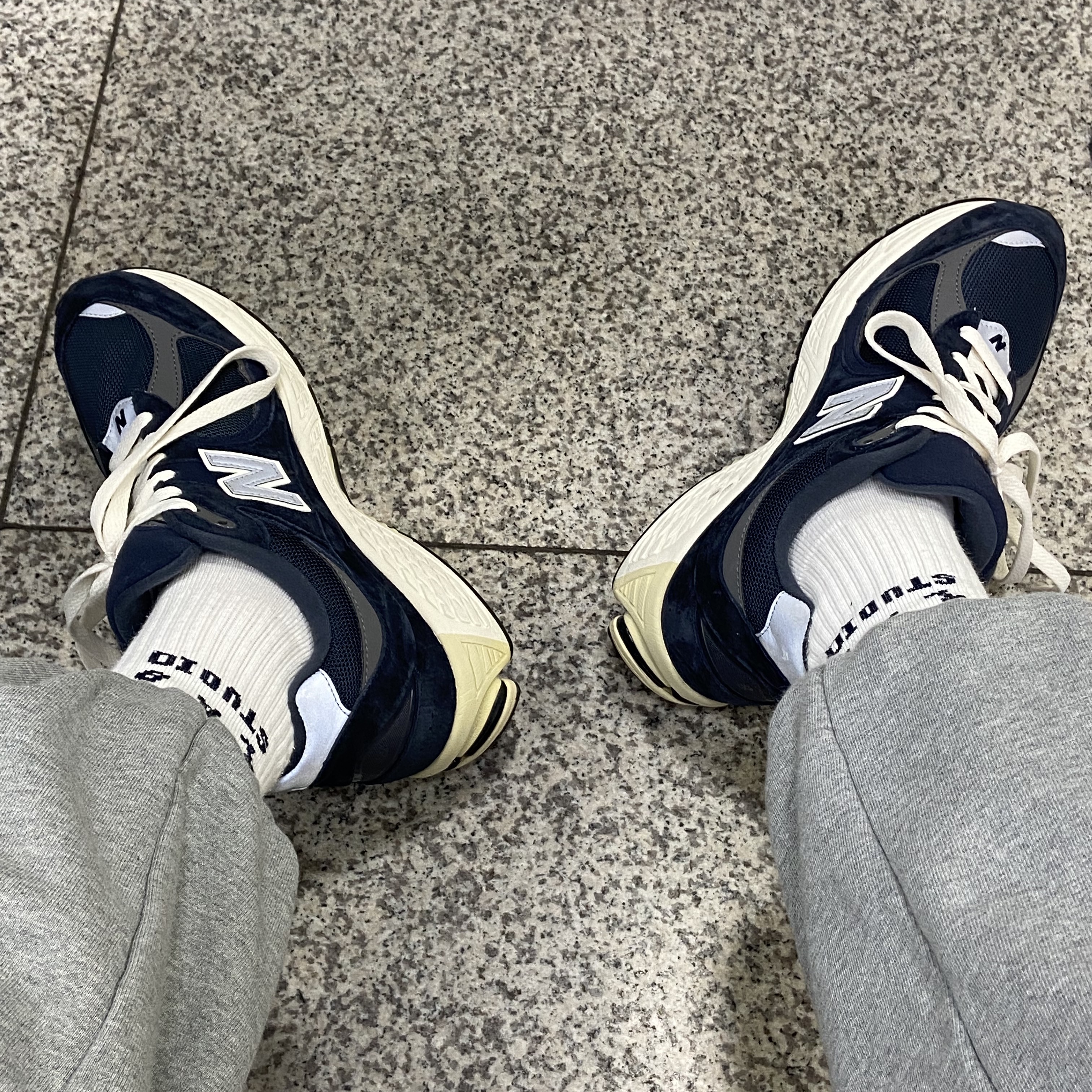 New Balance 2002R Eclipse Castlerock, IAB Studio Socks White Set 착용 스타일